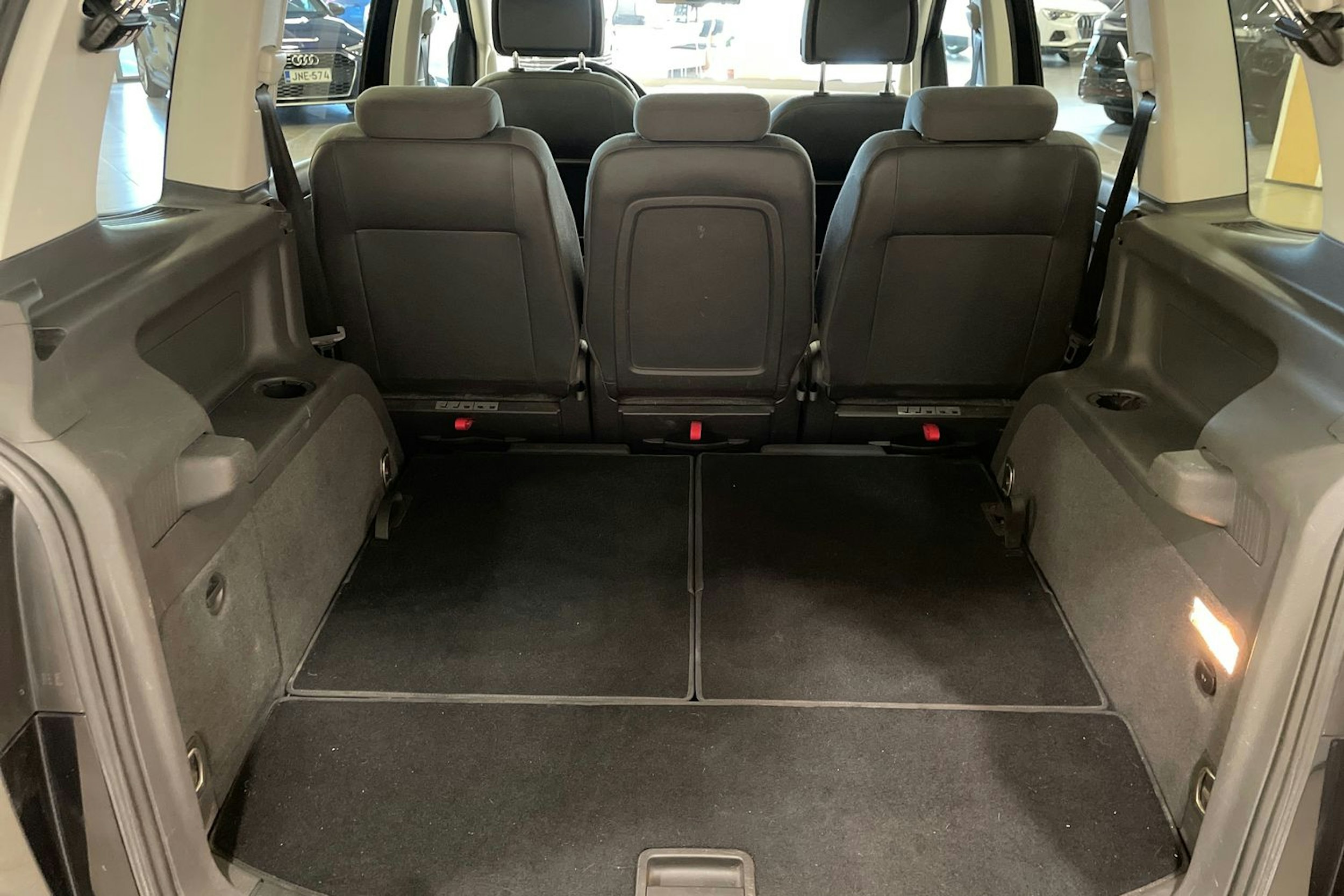 met. musta Volkswagen Touran 2013 kuva 22.