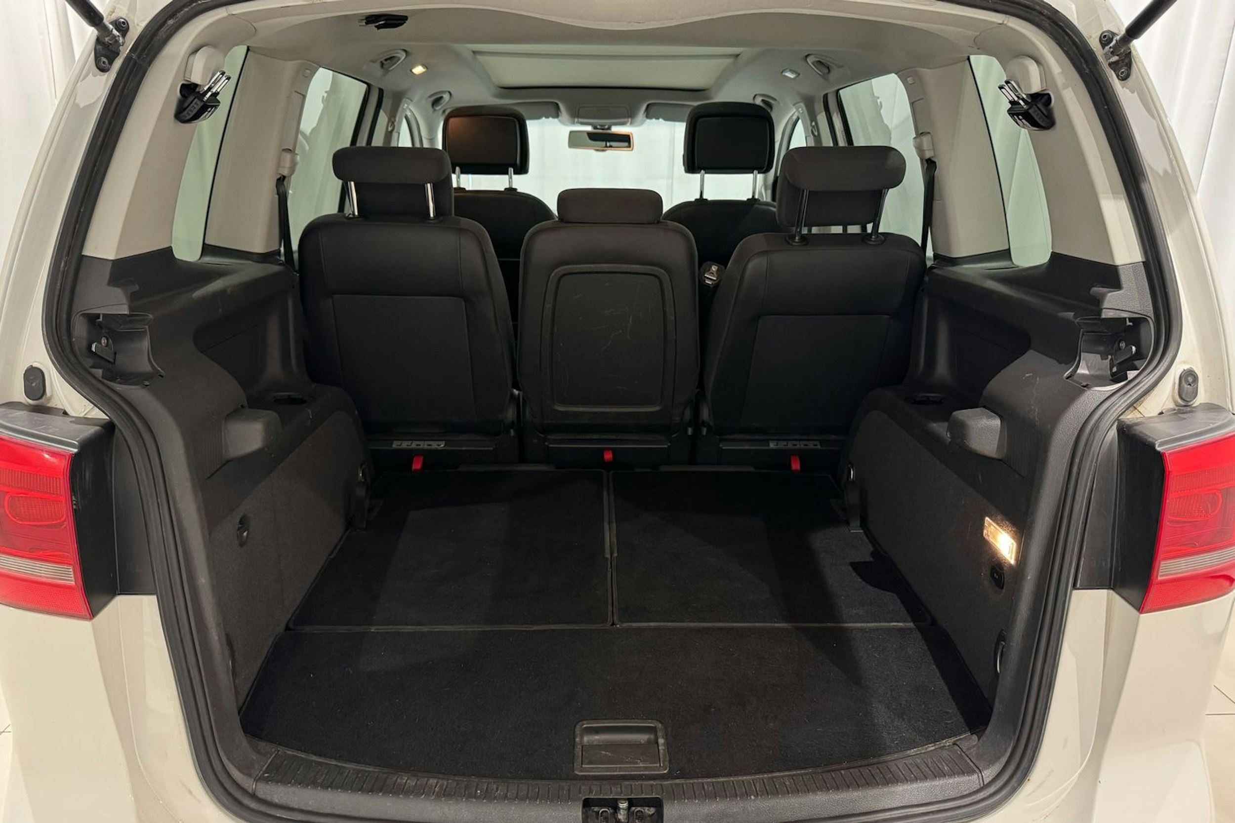 valkoinen Volkswagen Touran 2014 kuva 15.