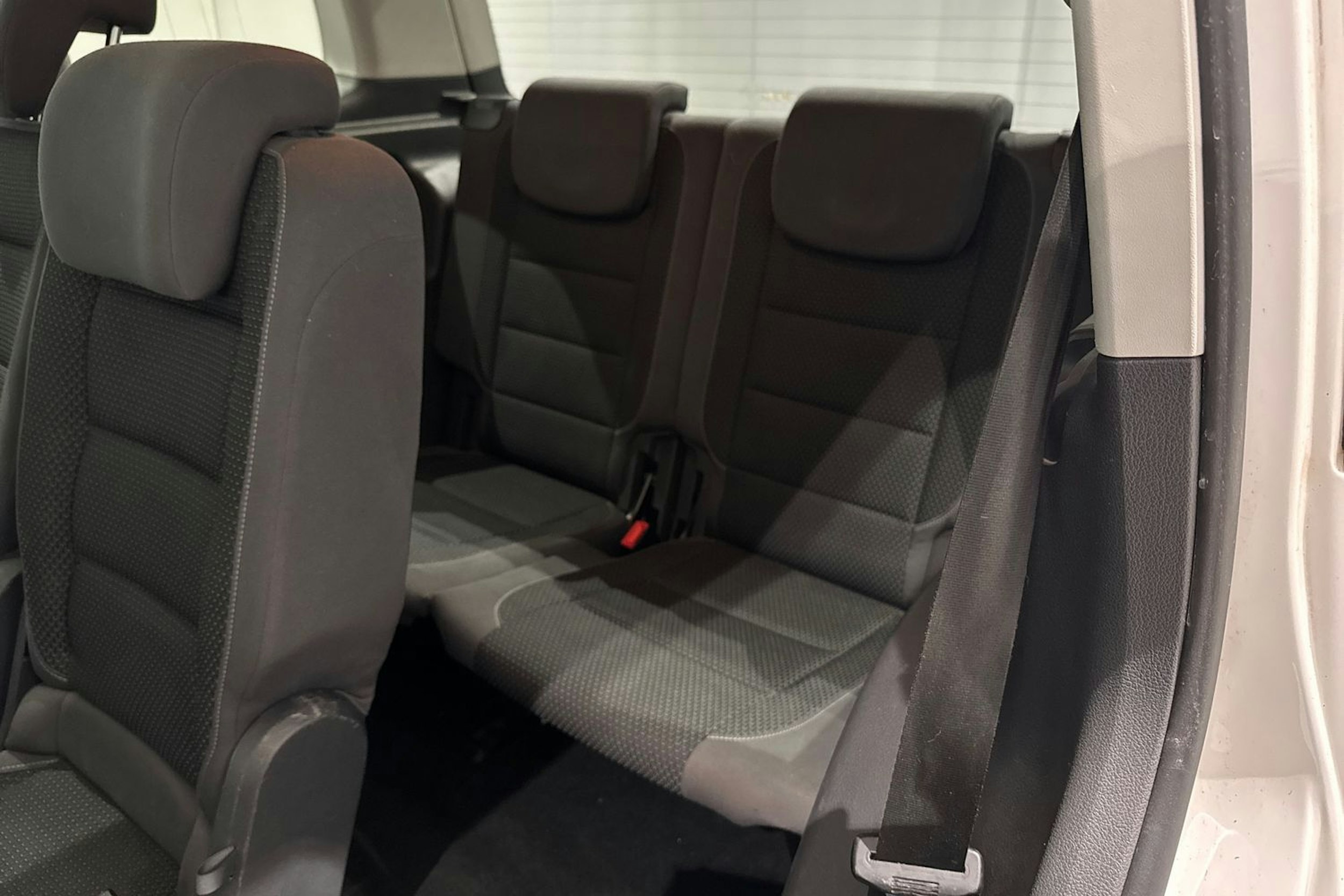 valkoinen Volkswagen Touran 2014 kuva 17.