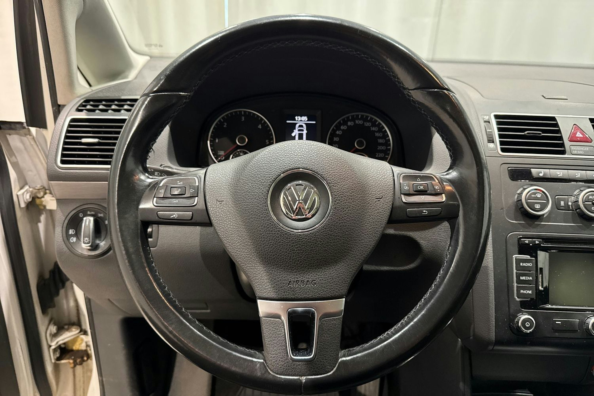 valkoinen Volkswagen Touran 2014 kuva 18.