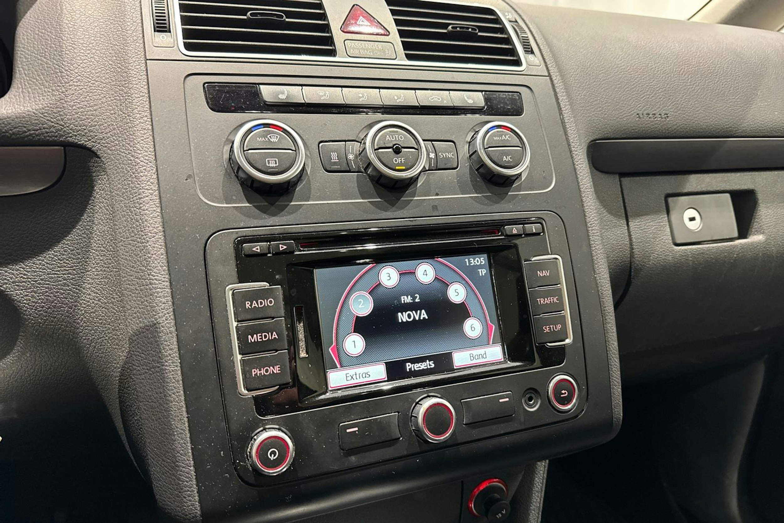 valkoinen Volkswagen Touran 2014 kuva 20.