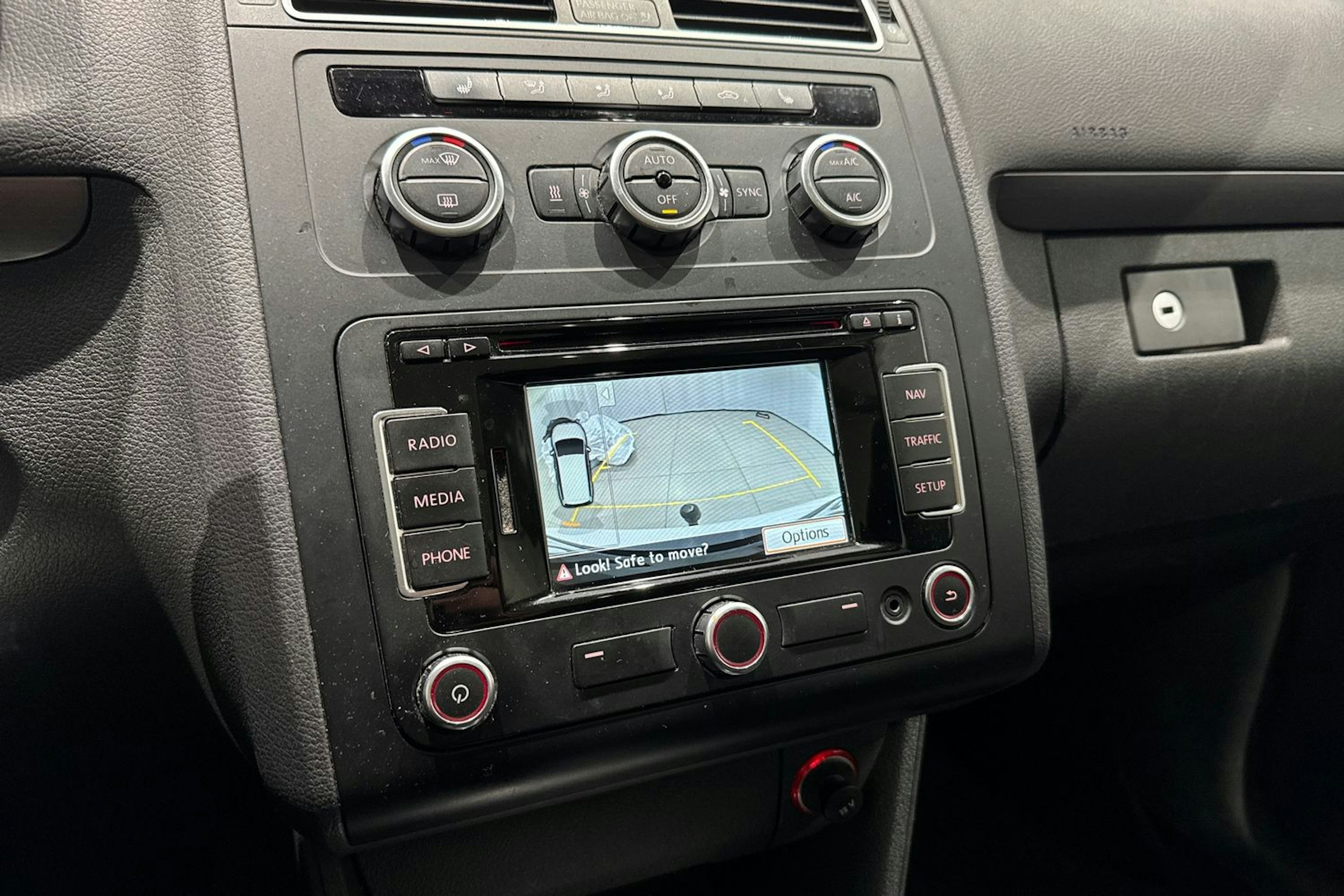 valkoinen Volkswagen Touran 2014 kuva 21.