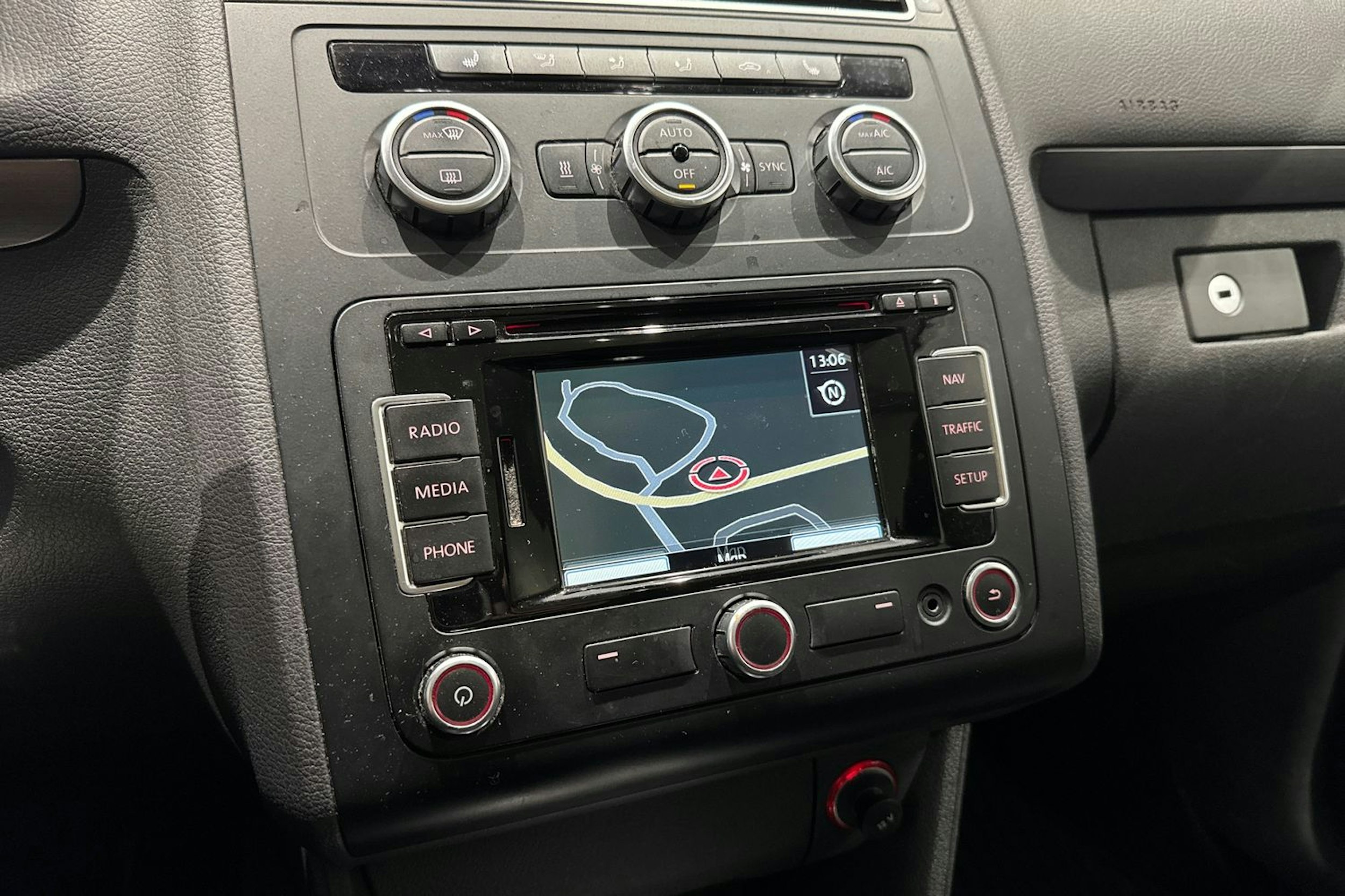 valkoinen Volkswagen Touran 2014 kuva 22.