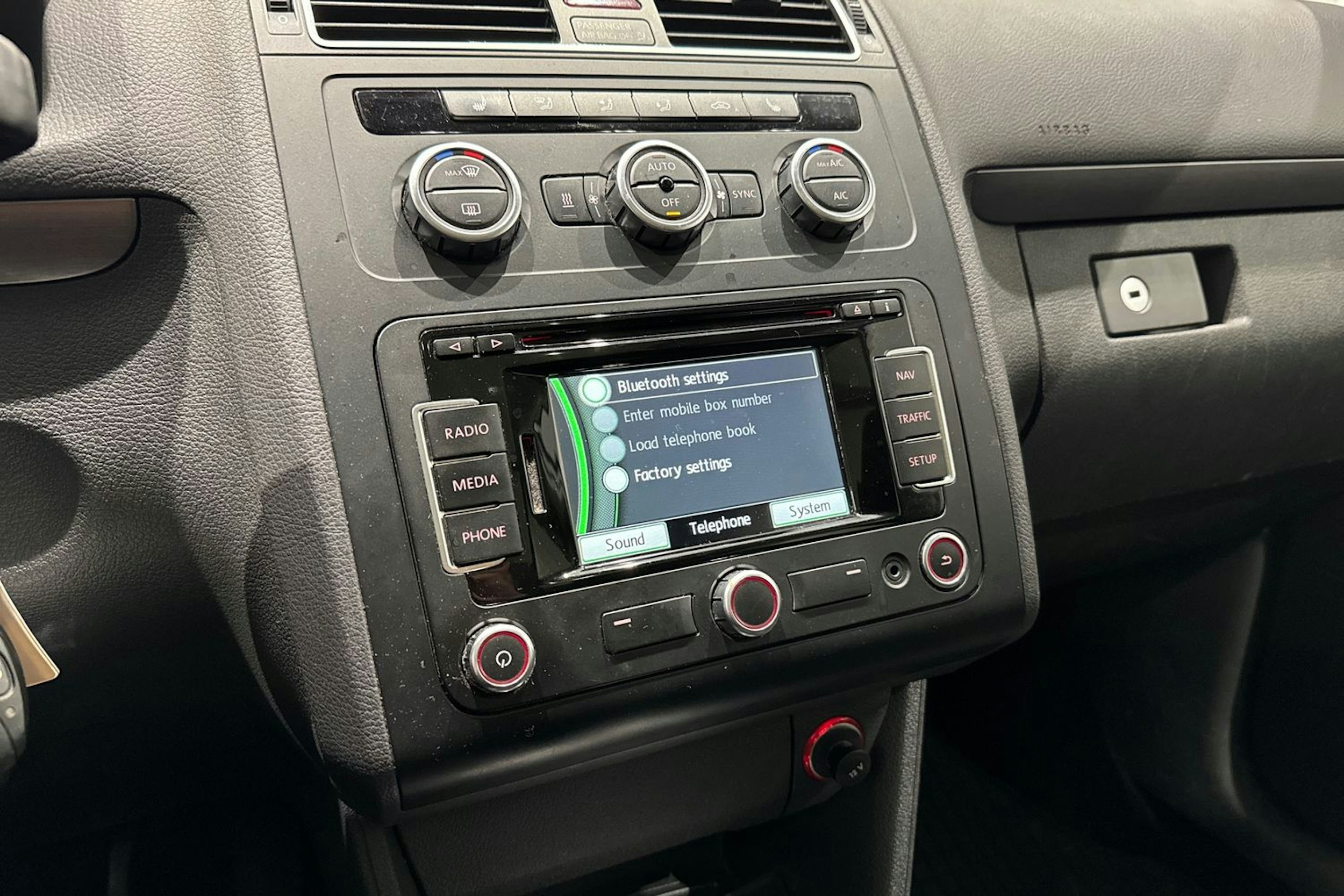 valkoinen Volkswagen Touran 2014 kuva 23.