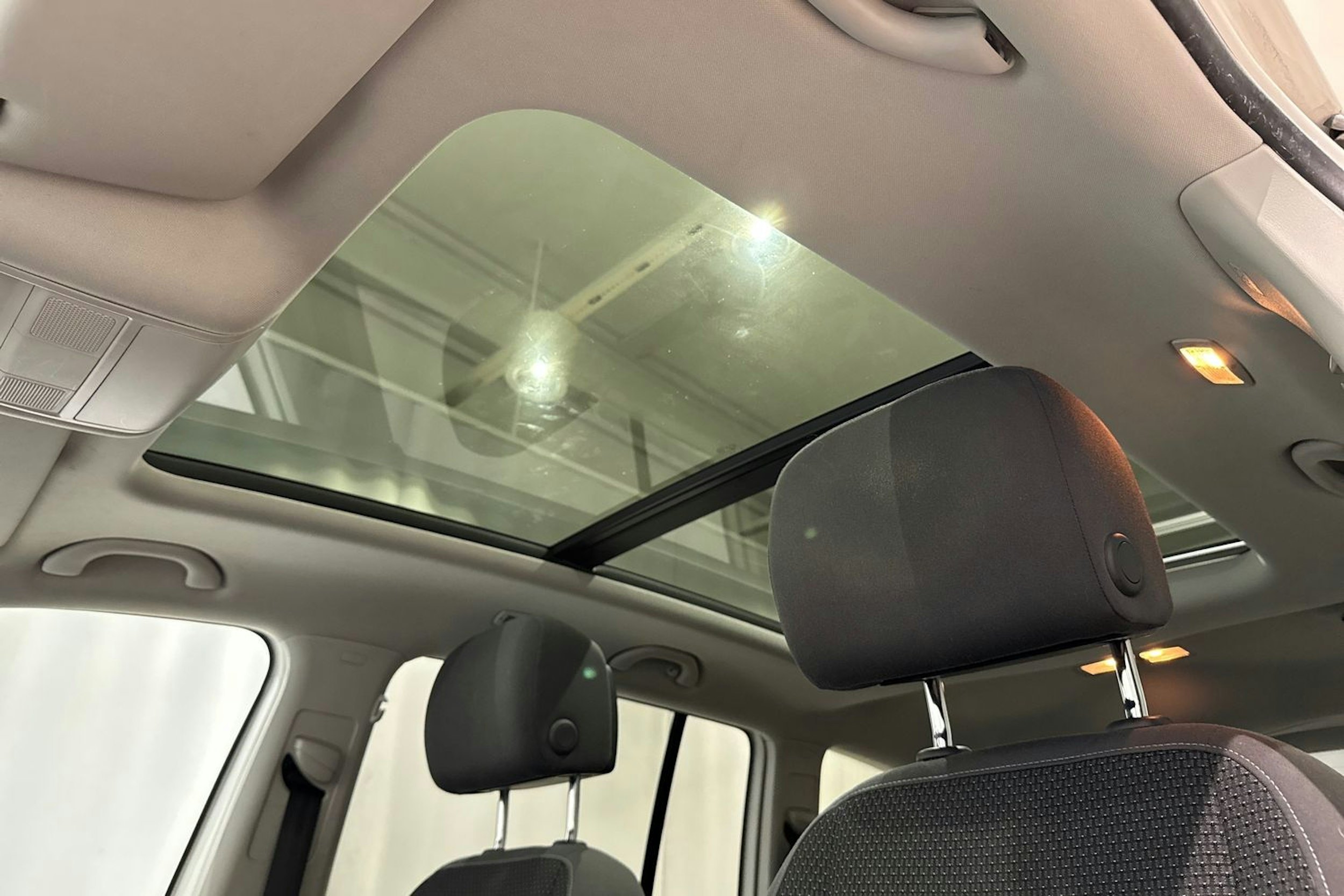 valkoinen Volkswagen Touran 2014 kuva 24.