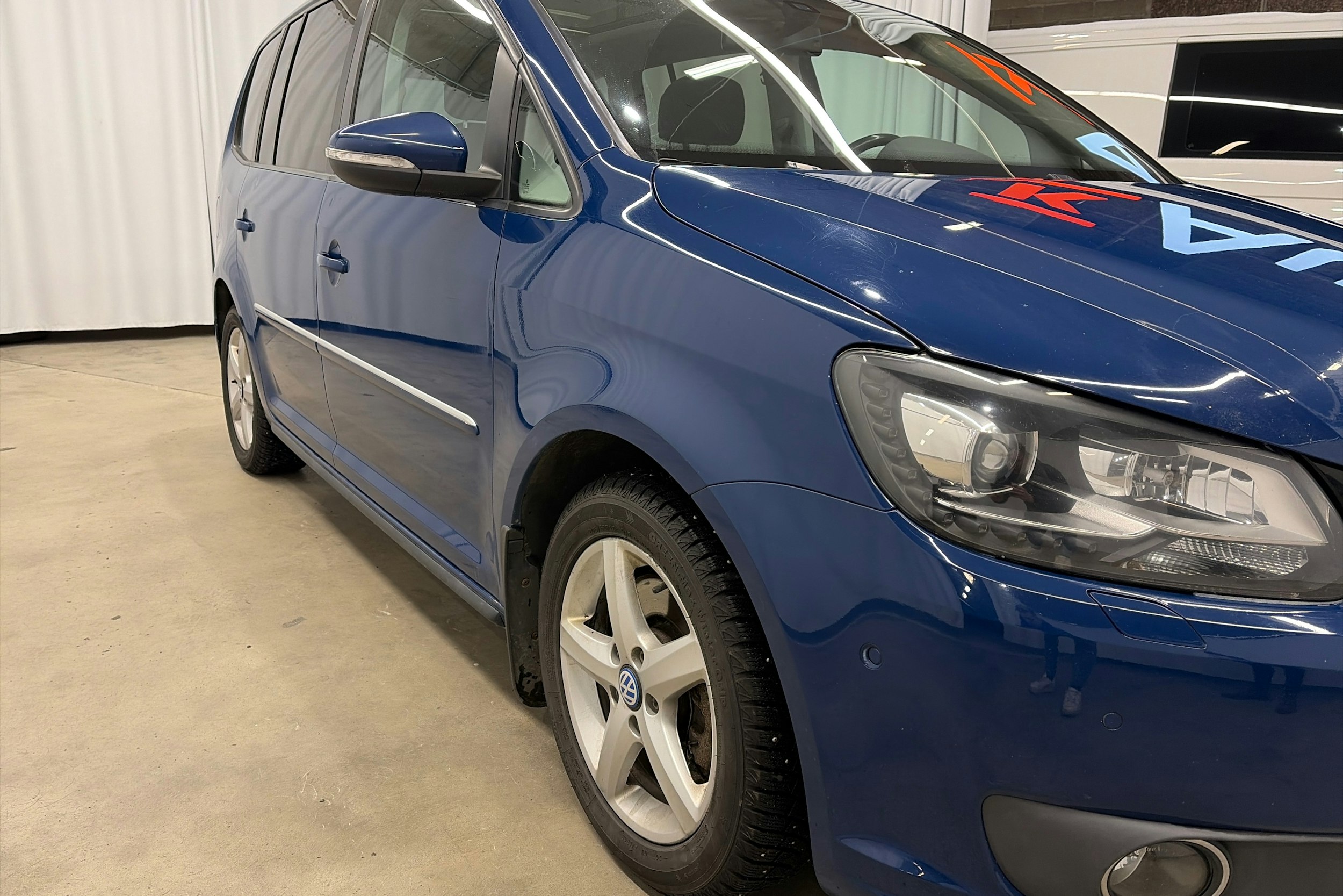 sininen Volkswagen Touran 2013 kuva 14.