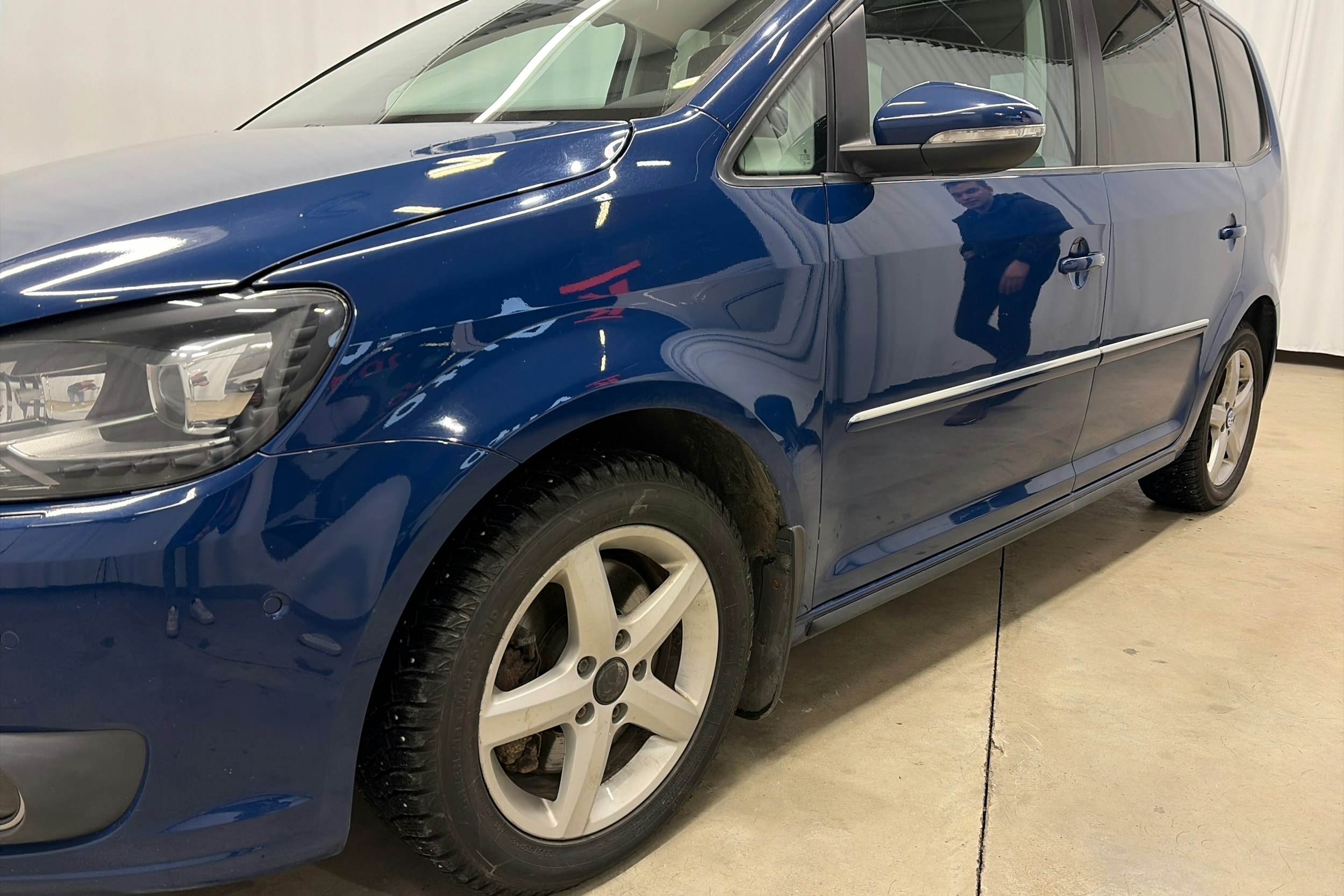 sininen Volkswagen Touran 2013 kuva 15.