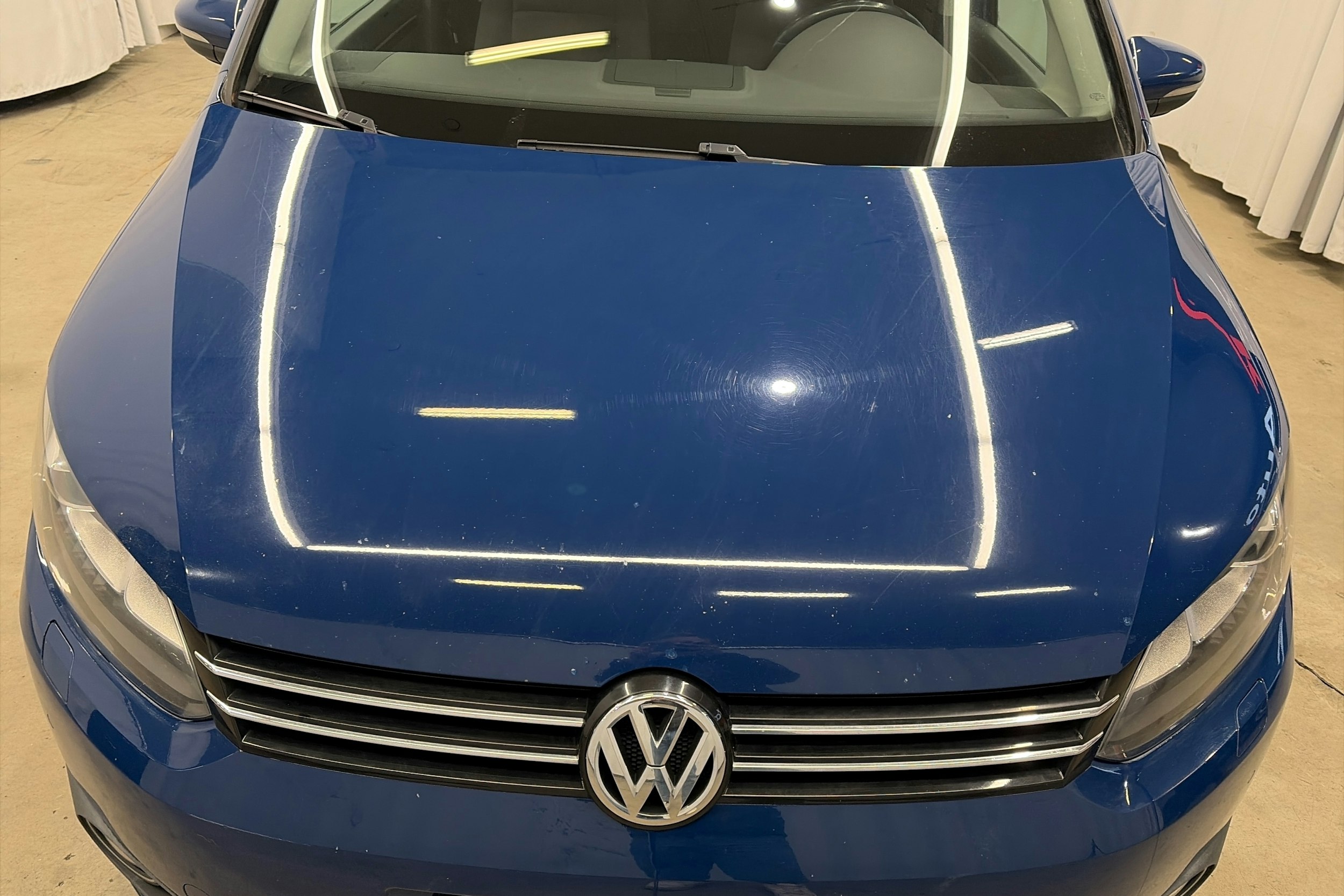 sininen Volkswagen Touran 2013 kuva 16.