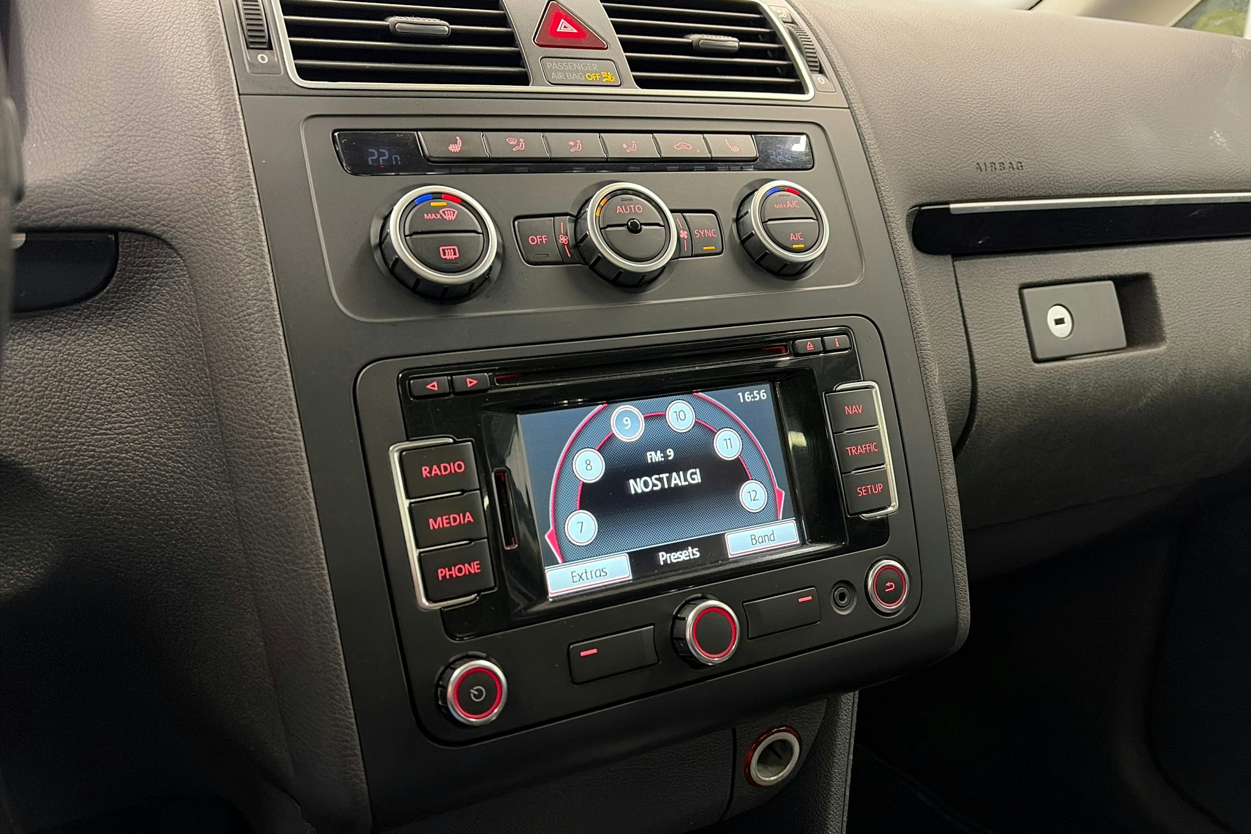 sininen Volkswagen Touran 2013 kuva 19.