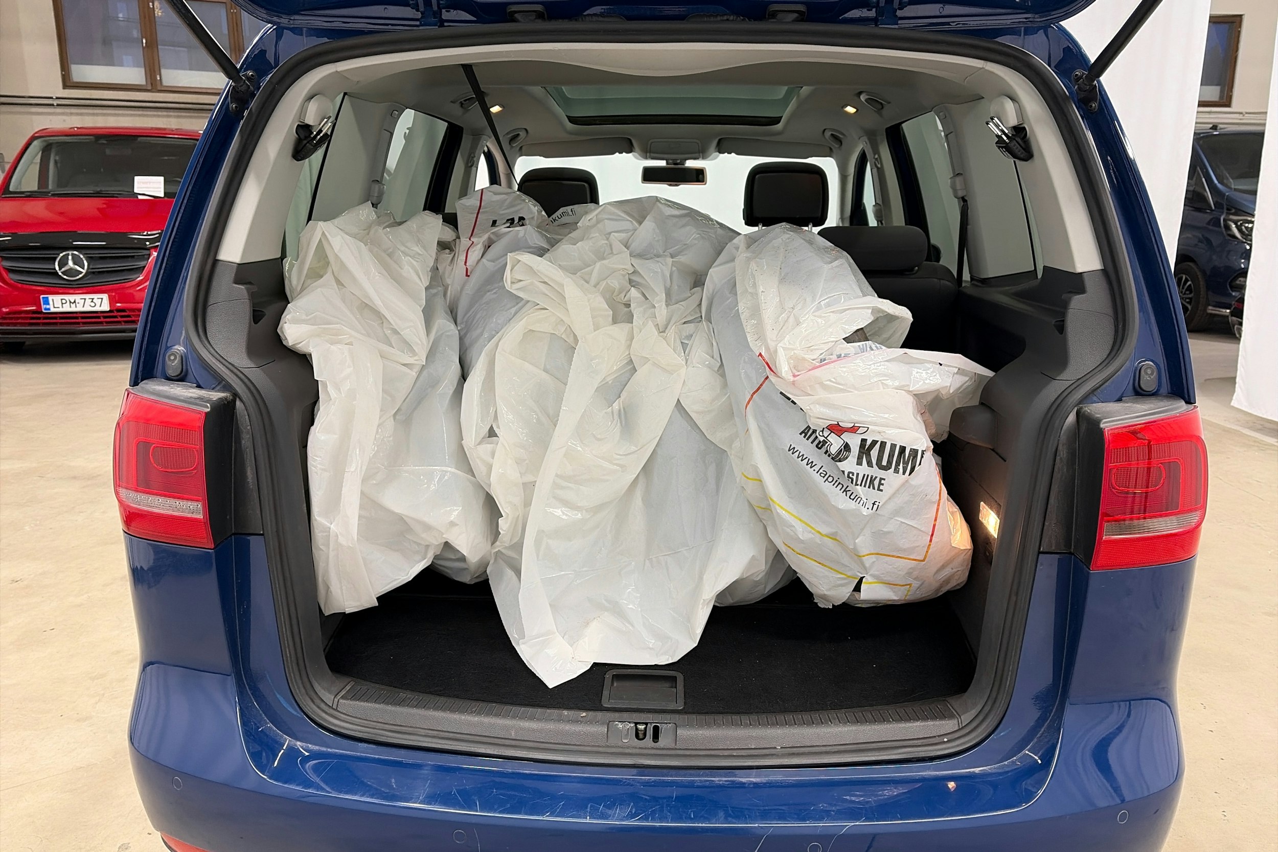 sininen Volkswagen Touran 2013 kuva 21.