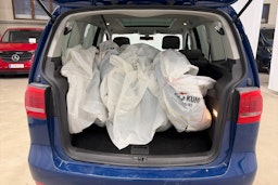 sininen Volkswagen Touran 2013 kuva 21.