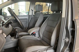 harmaa Volkswagen Touran 2013 kuva 11.