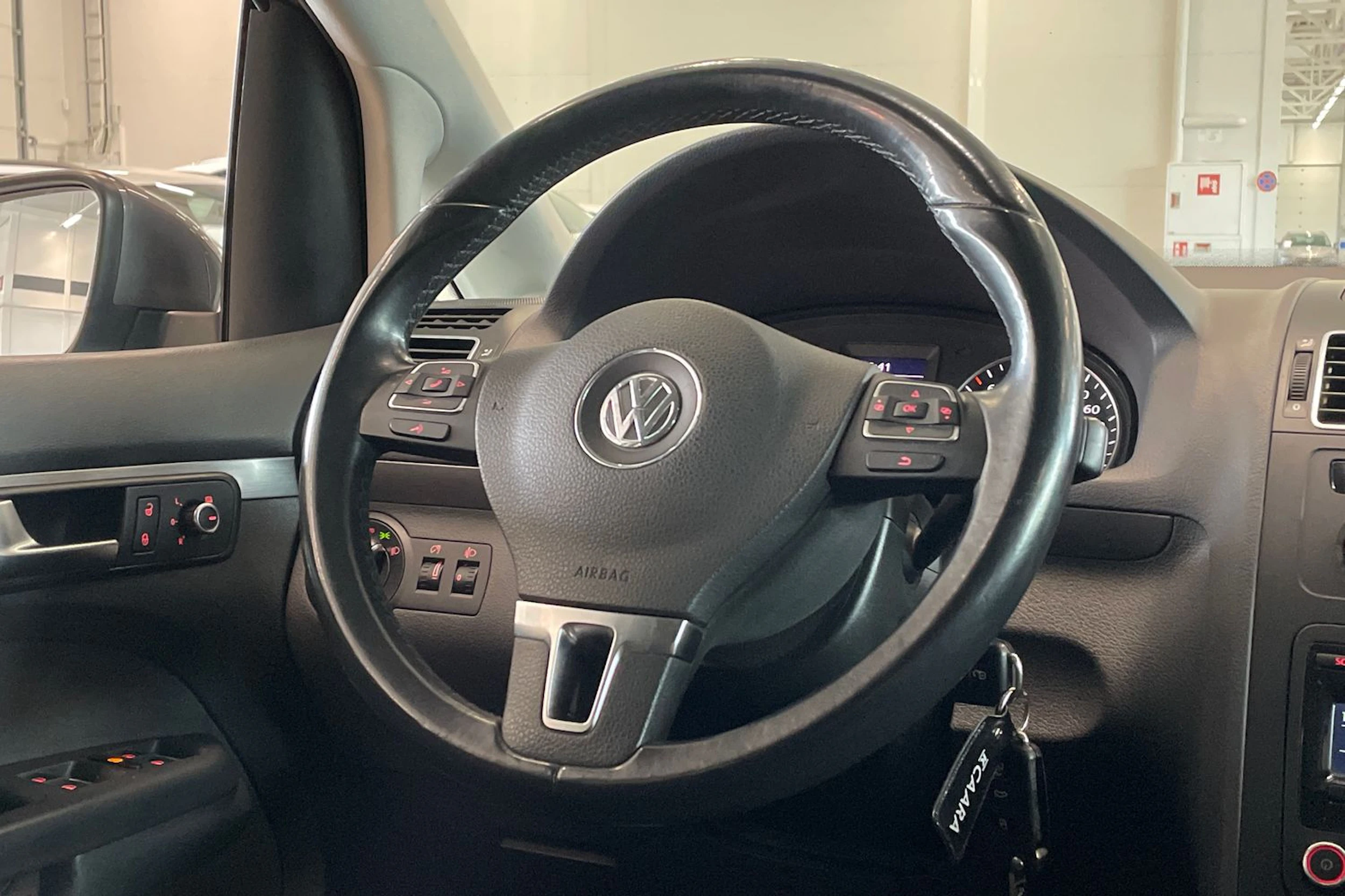 harmaa Volkswagen Touran 2013 kuva 12.