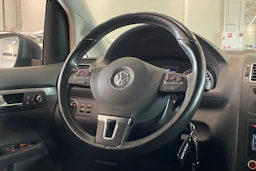 harmaa Volkswagen Touran 2013 kuva 12.