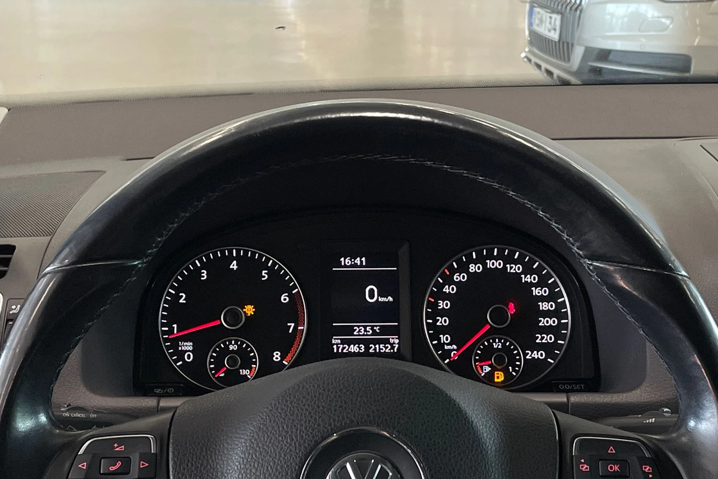 harmaa Volkswagen Touran 2013 kuva 13.