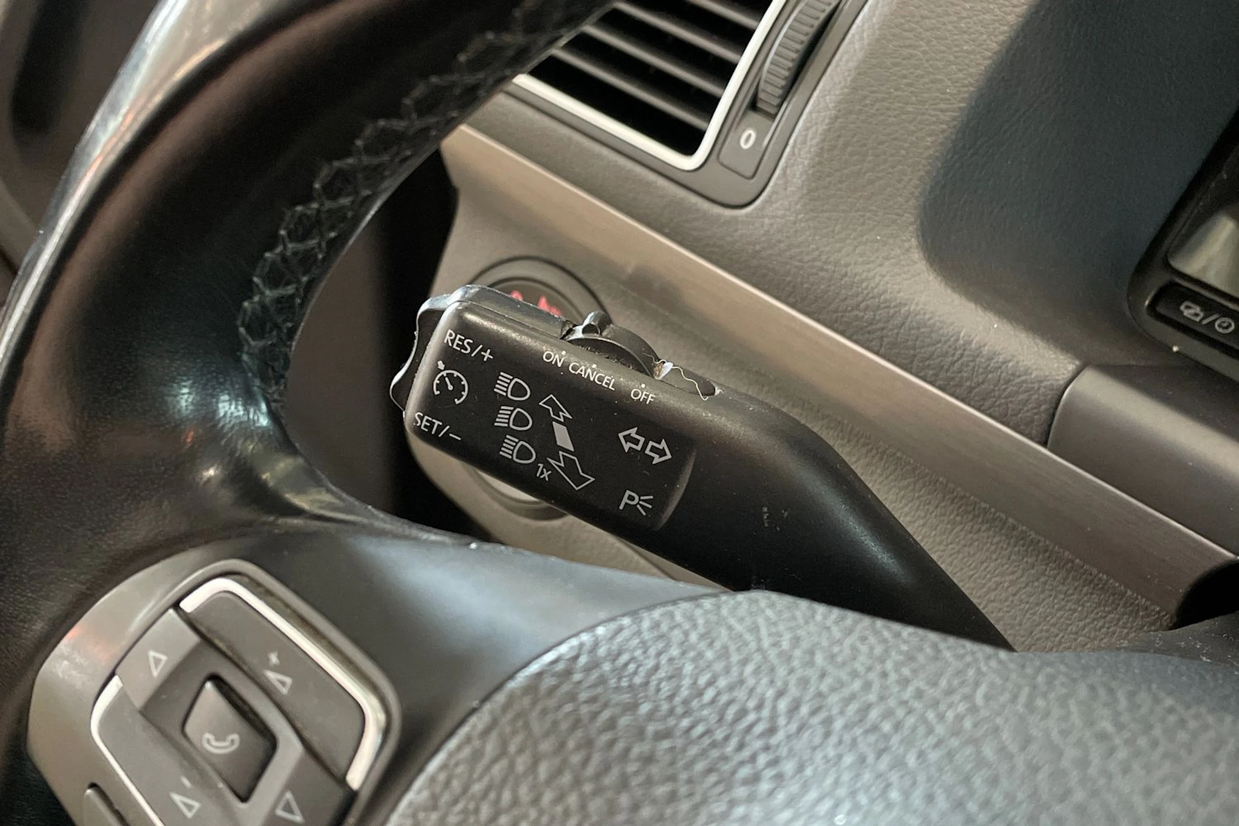 harmaa Volkswagen Touran 2013 kuva 16.