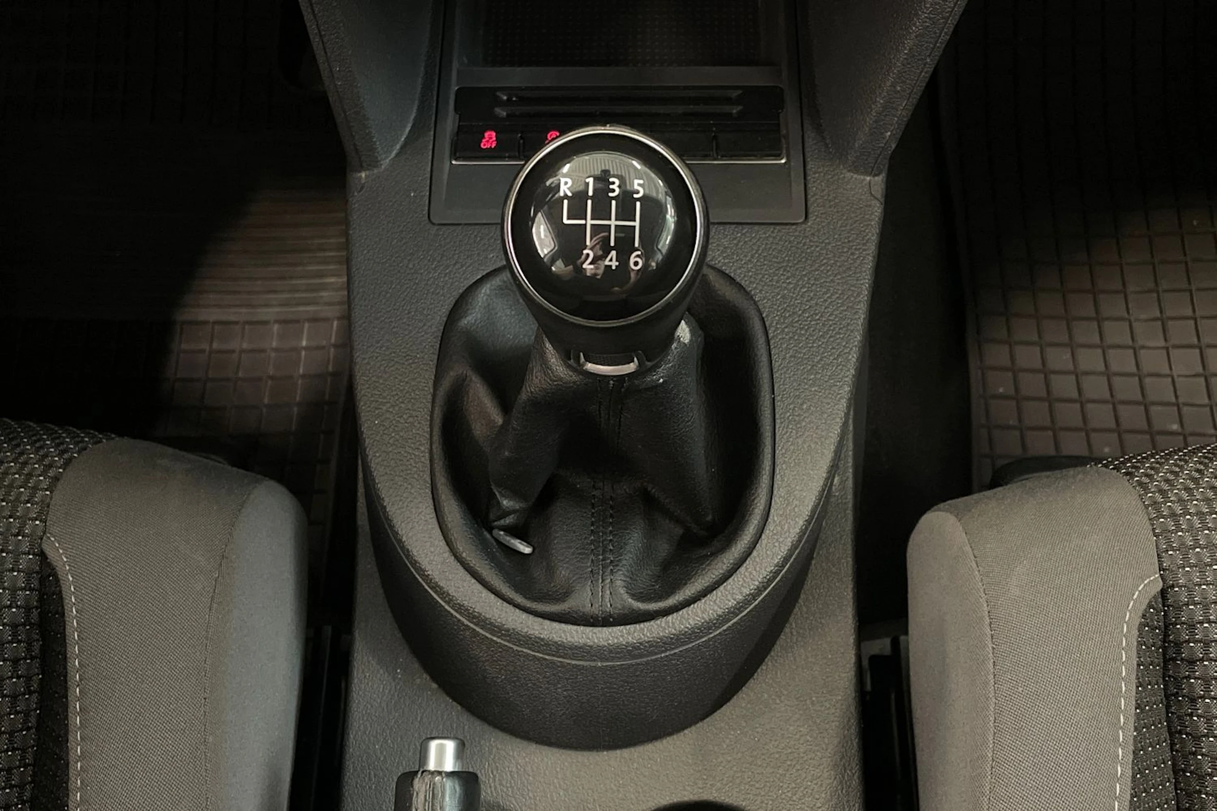 harmaa Volkswagen Touran 2013 kuva 20.