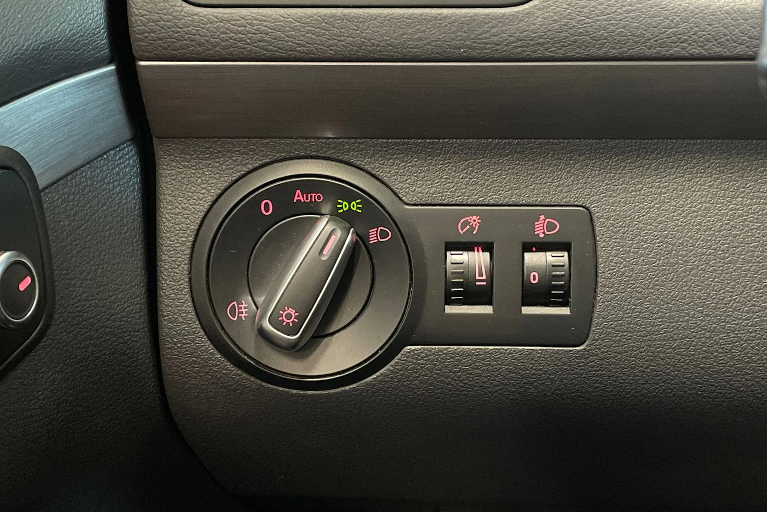 harmaa Volkswagen Touran 2013 kuva 22.