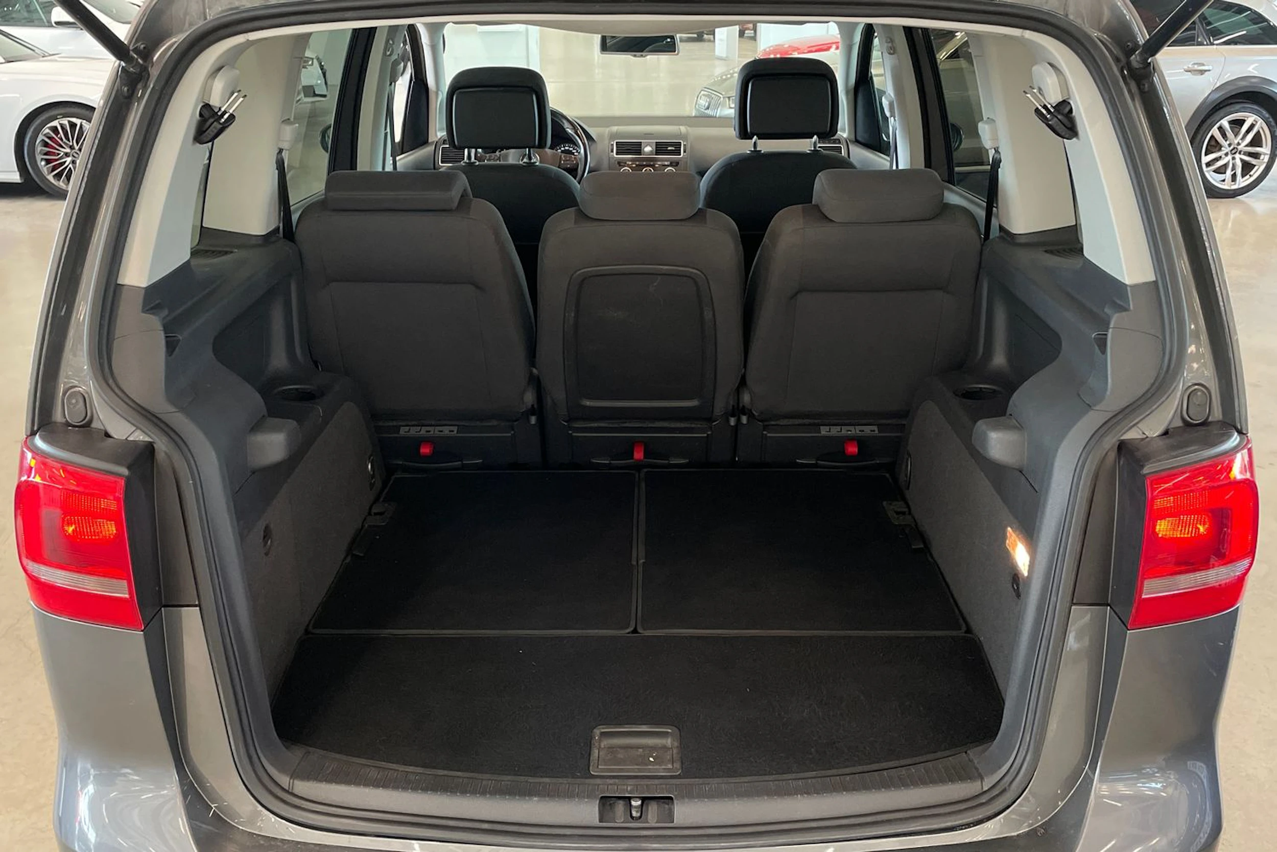 harmaa Volkswagen Touran 2013 kuva 23.