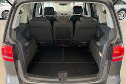 harmaa Volkswagen Touran 2013 kuva 23.