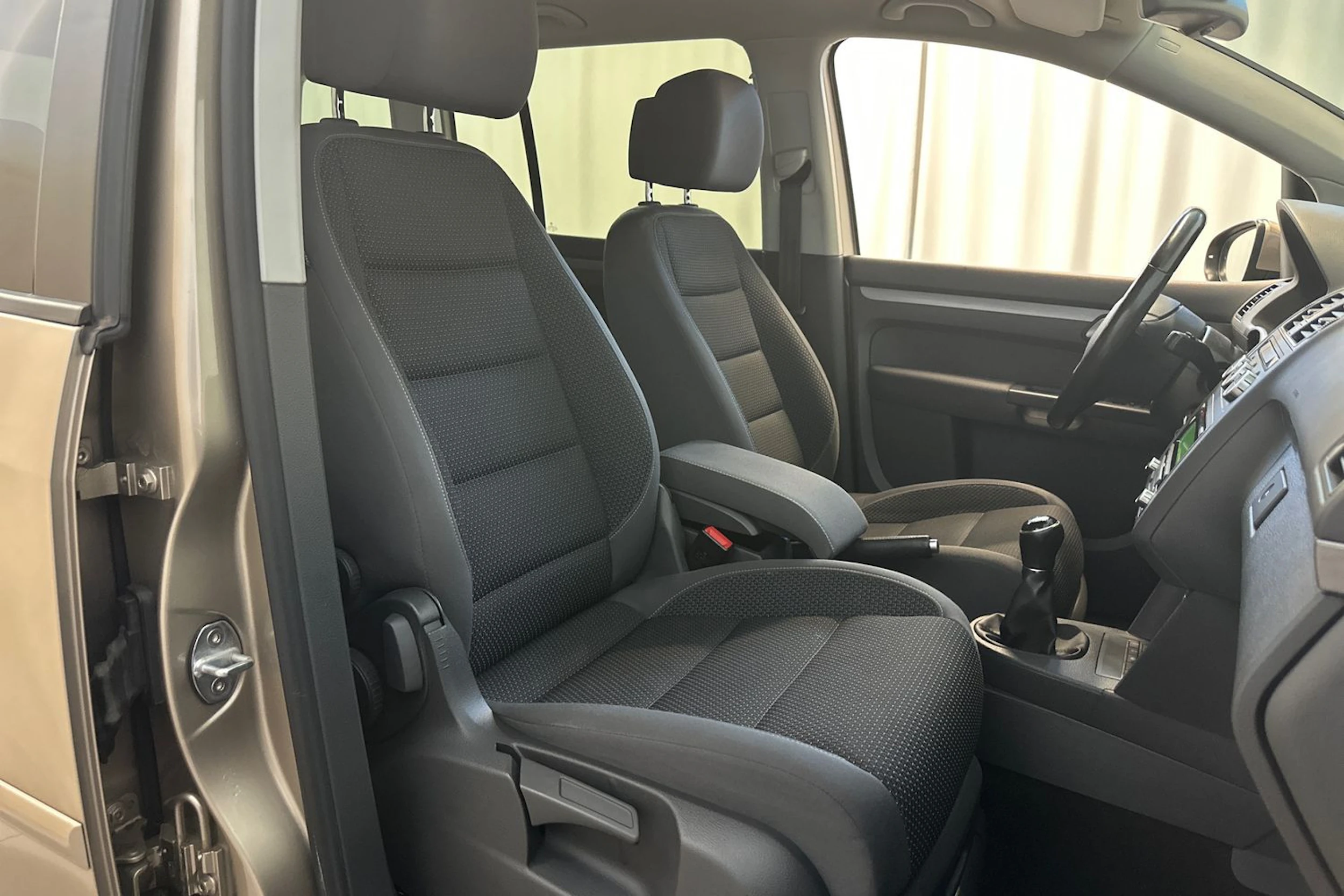 Ruskea (beige) Volkswagen TOURAN 2013 kuva 11.
