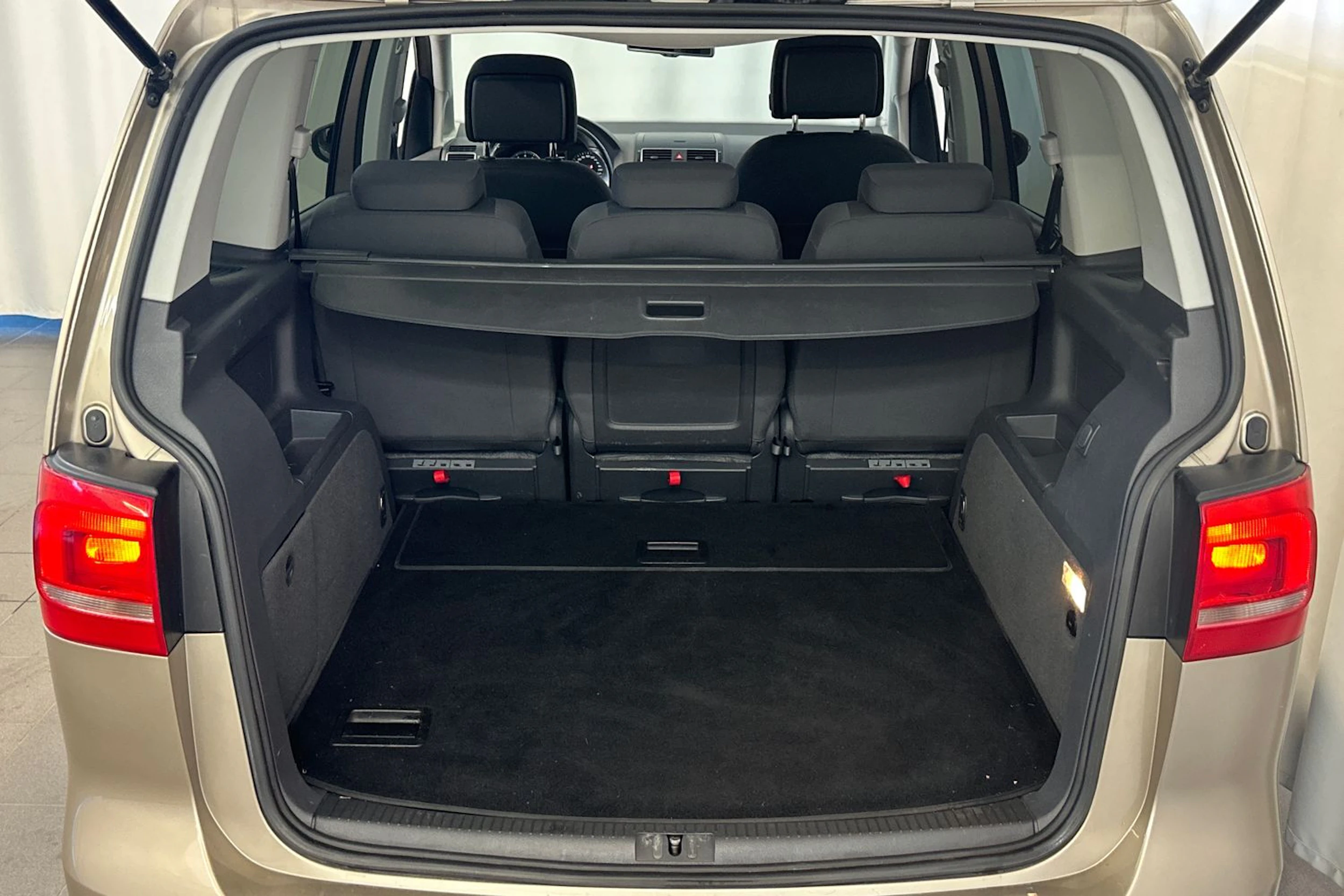 Ruskea (beige) Volkswagen TOURAN 2013 kuva 13.