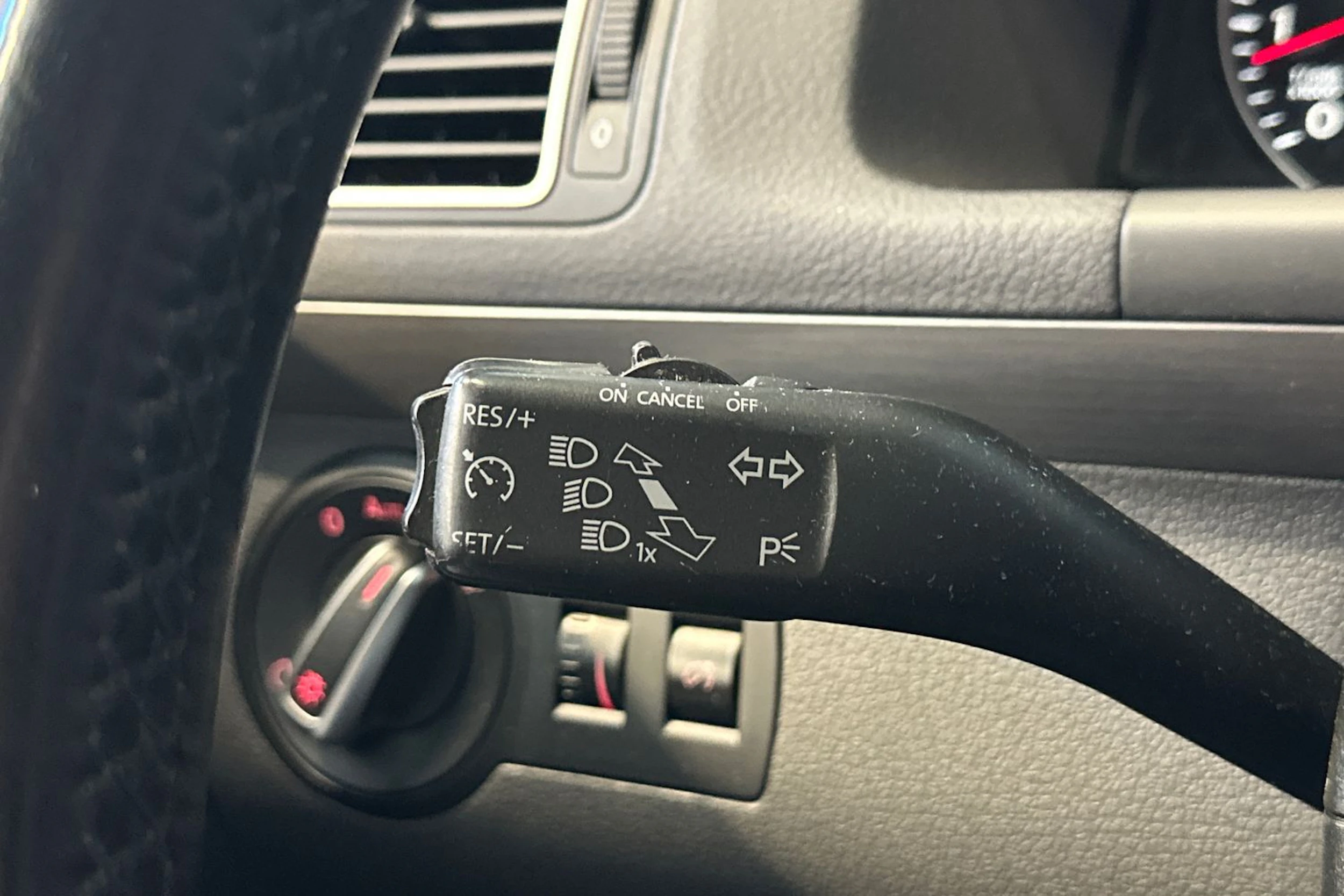 Ruskea (beige) Volkswagen TOURAN 2013 kuva 18.