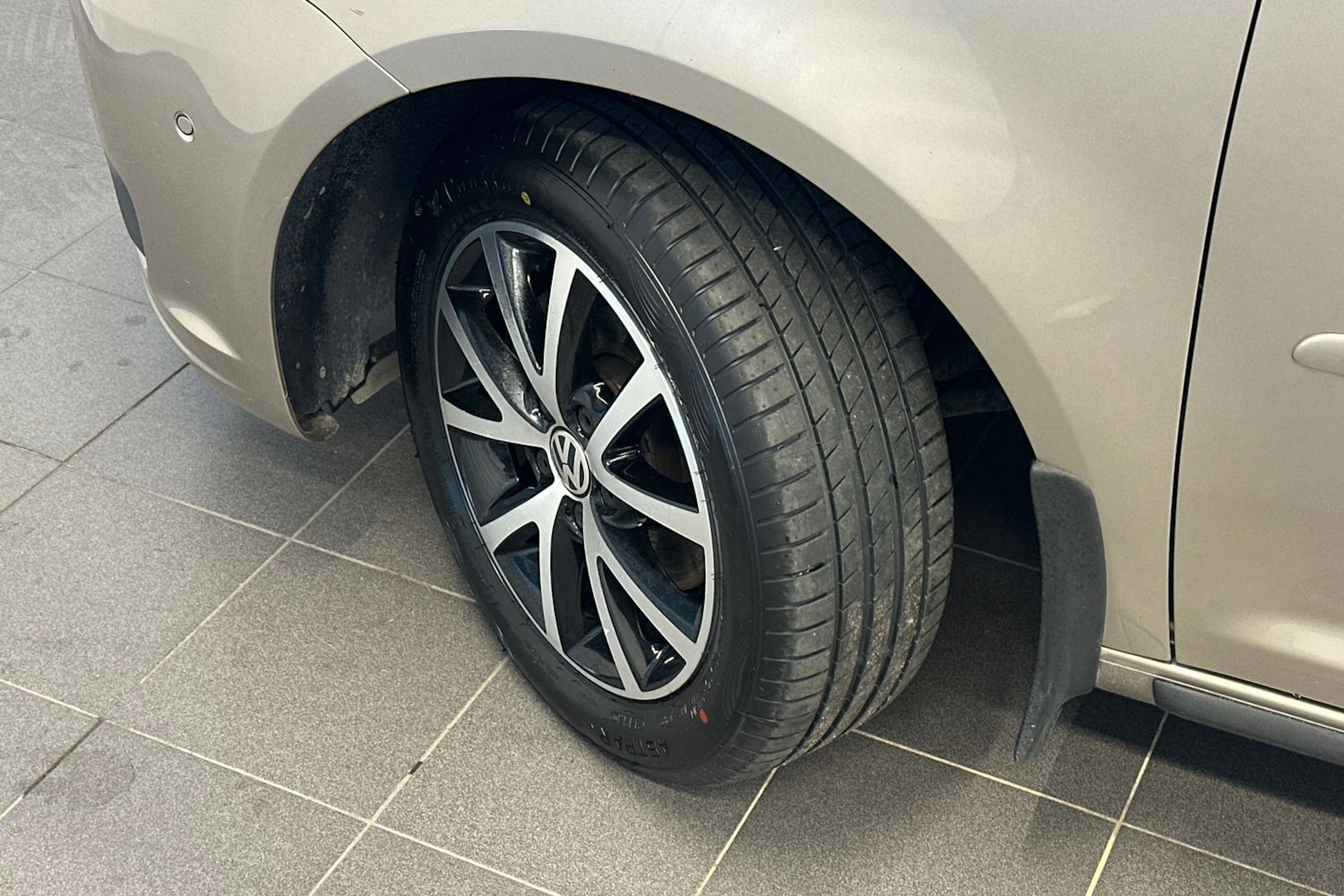 Ruskea (beige) Volkswagen TOURAN 2013 kuva 25.