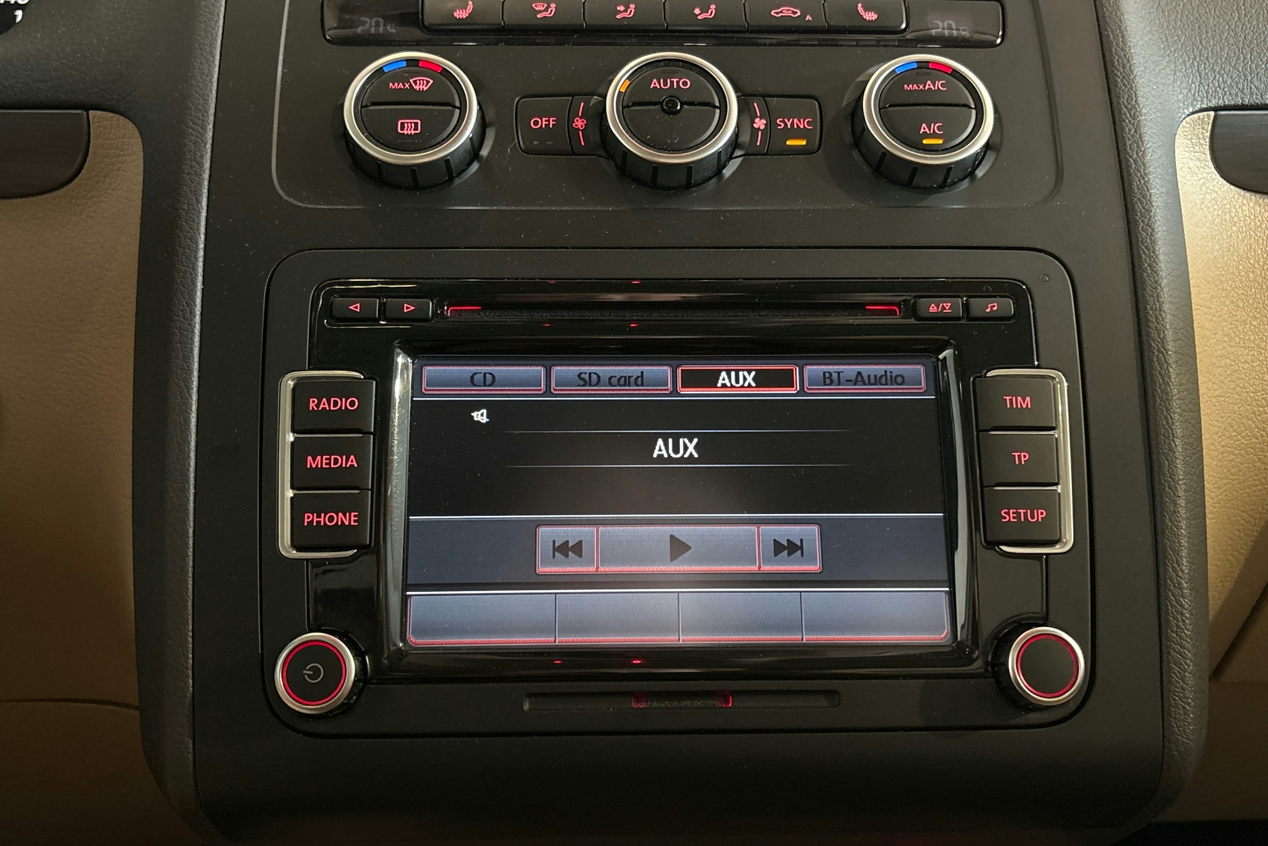 ruskea (beige) Volkswagen Touran 2013 kuva 28.