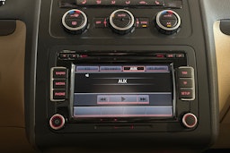 ruskea (beige) Volkswagen Touran 2013 kuva 28.