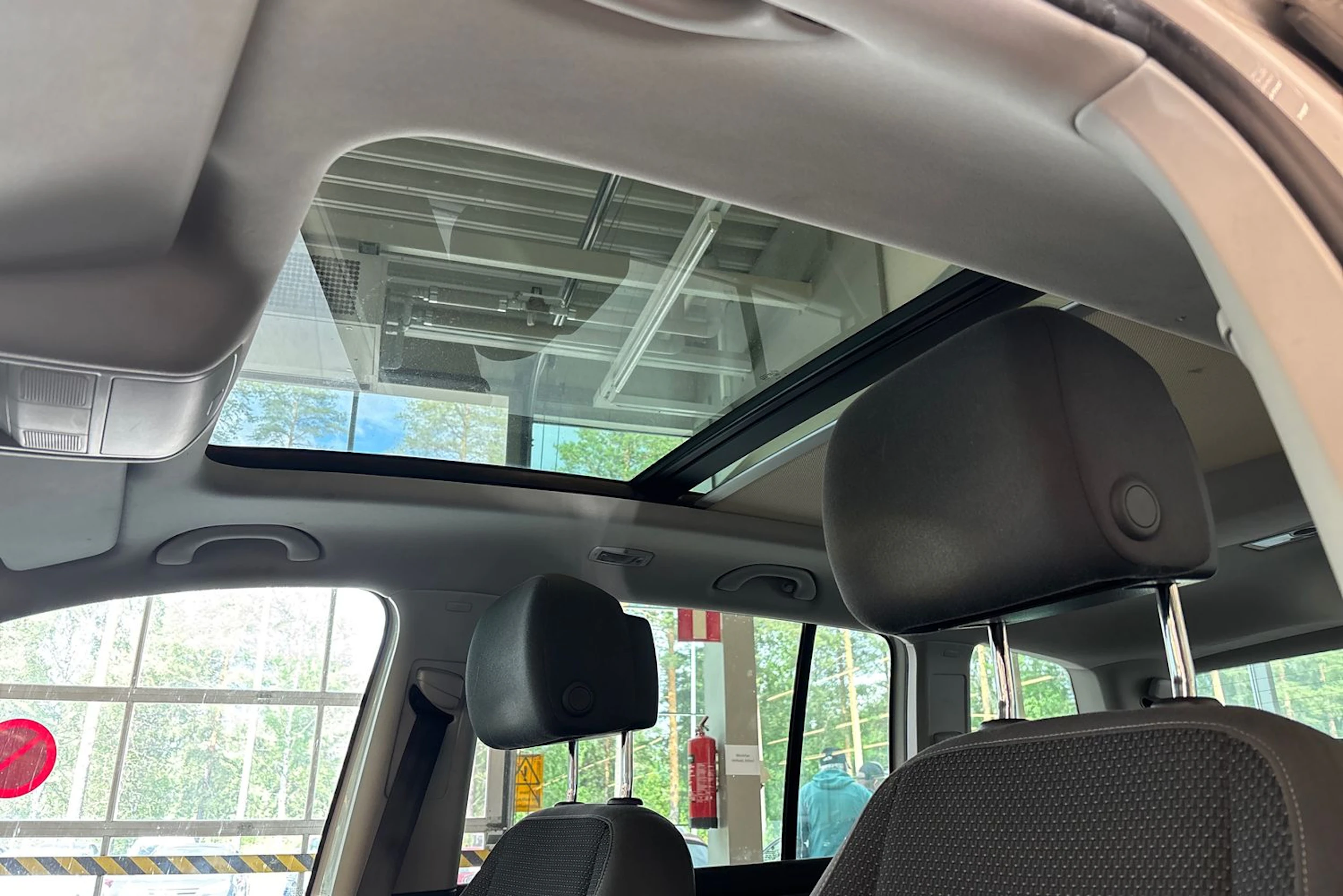 valkoinen Volkswagen Touran 2013 kuva 4.