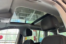 valkoinen Volkswagen Touran 2013 kuva 4.