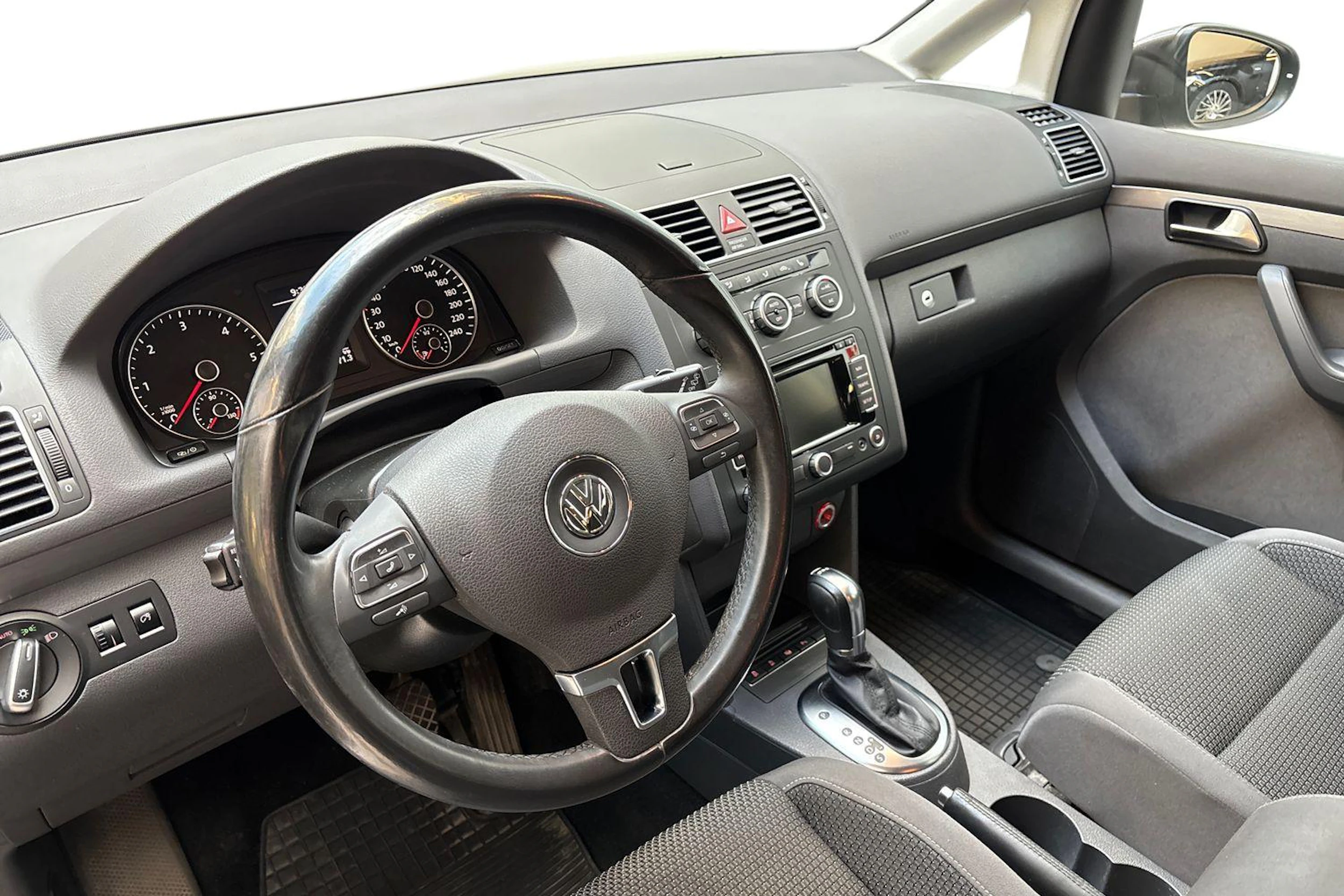 ruskea (beige) Volkswagen Touran 2014 kuva 6.