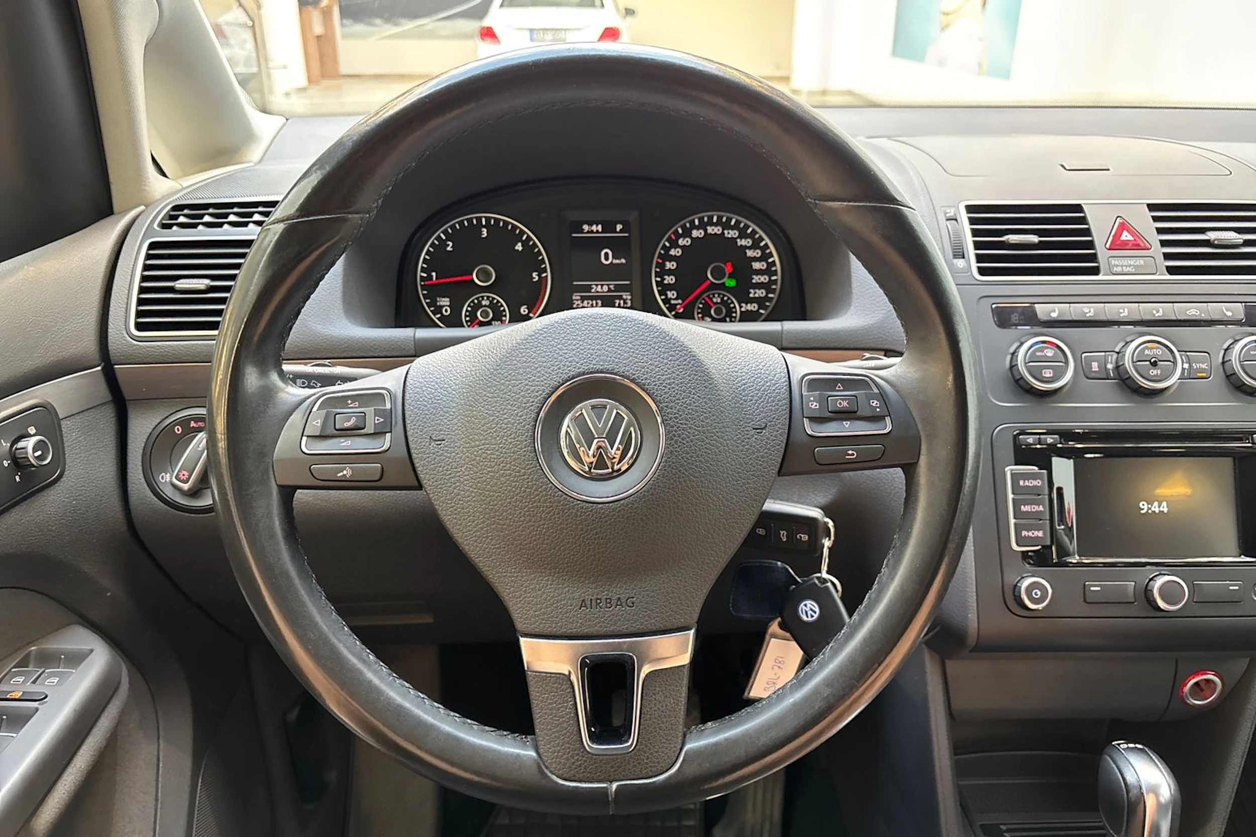 ruskea (beige) Volkswagen Touran 2014 kuva 16.