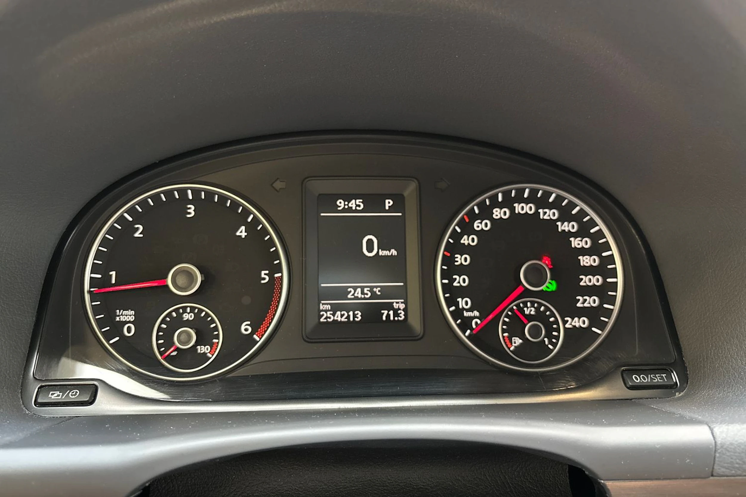 ruskea (beige) Volkswagen Touran 2014 kuva 17.