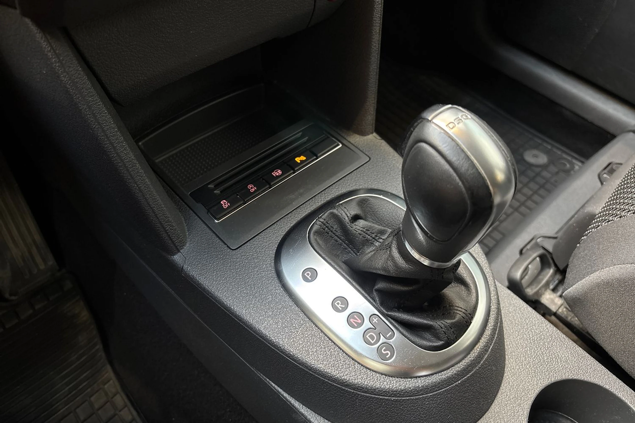 ruskea (beige) Volkswagen Touran 2014 kuva 18.