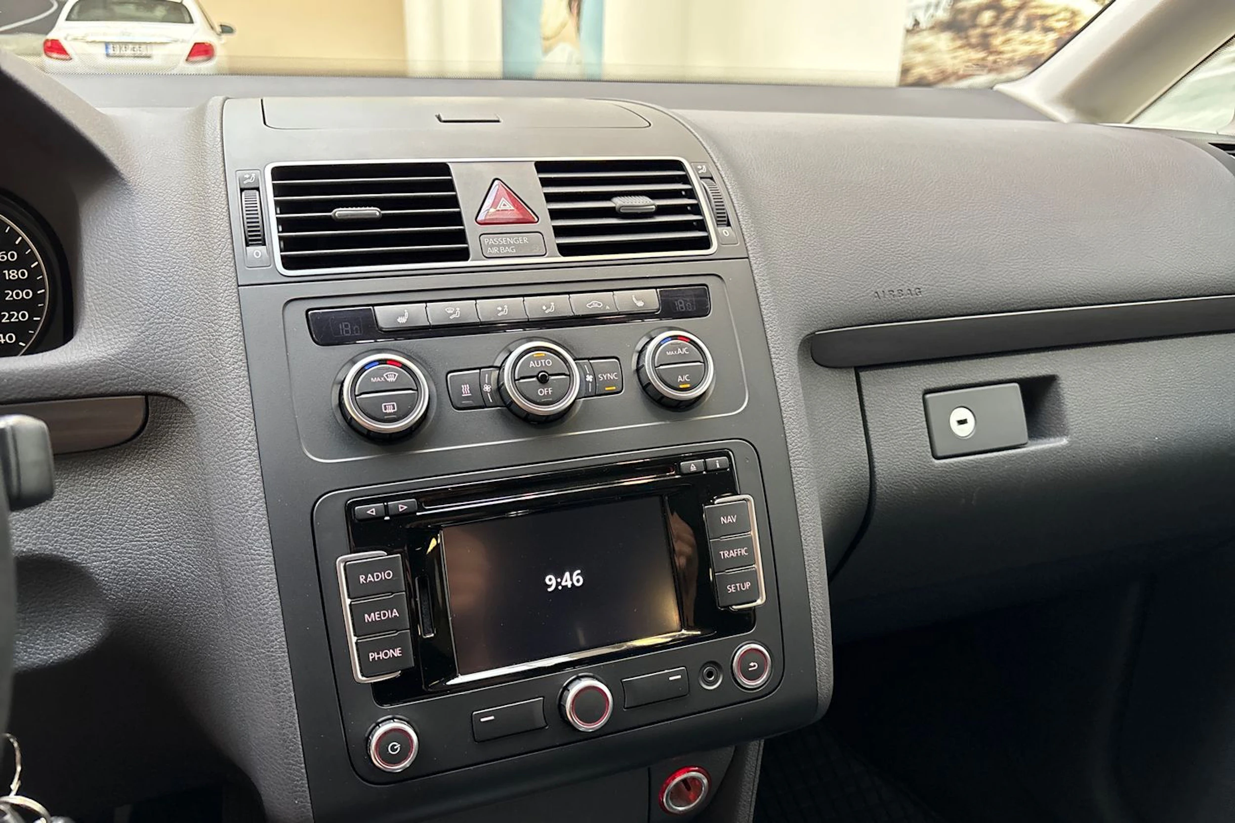 ruskea (beige) Volkswagen Touran 2014 kuva 19.