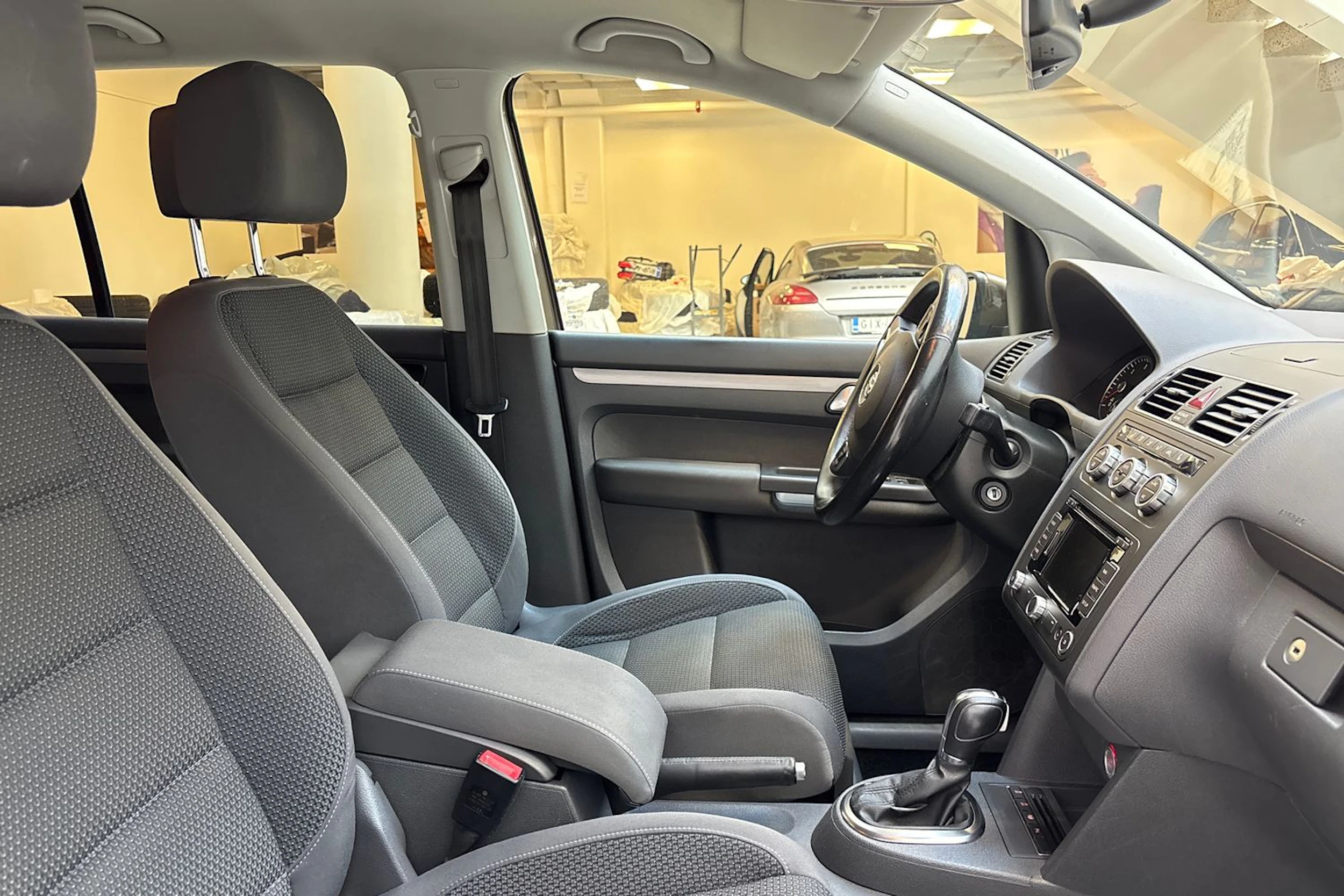 ruskea (beige) Volkswagen Touran 2014 kuva 21.
