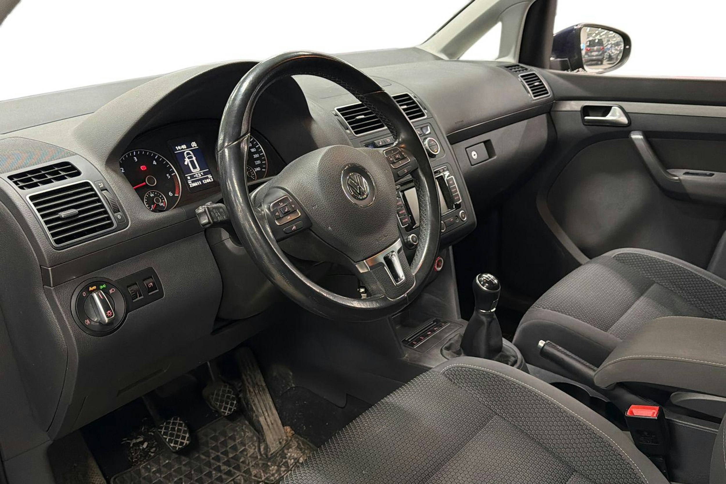 sininen Volkswagen Touran 2014 kuva 3.