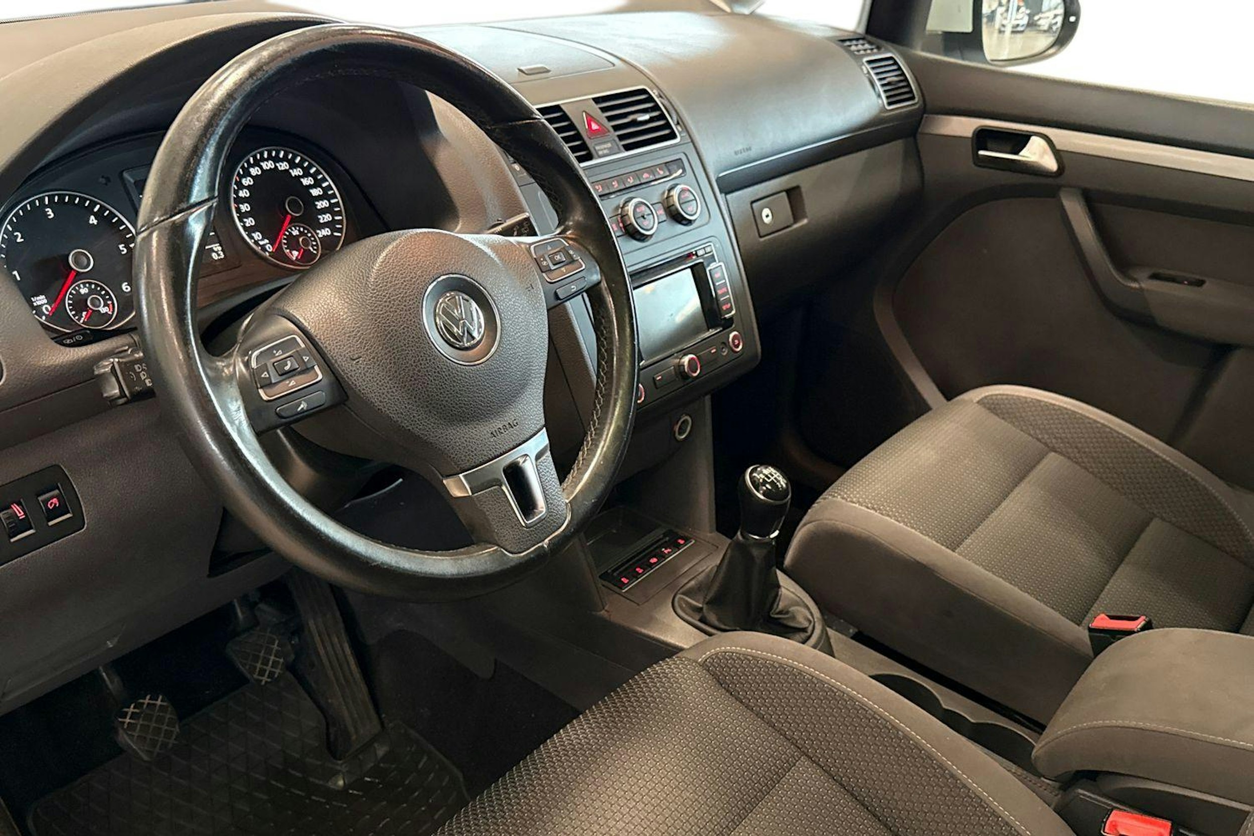 valkoinen Volkswagen Touran 2014 kuva 6.