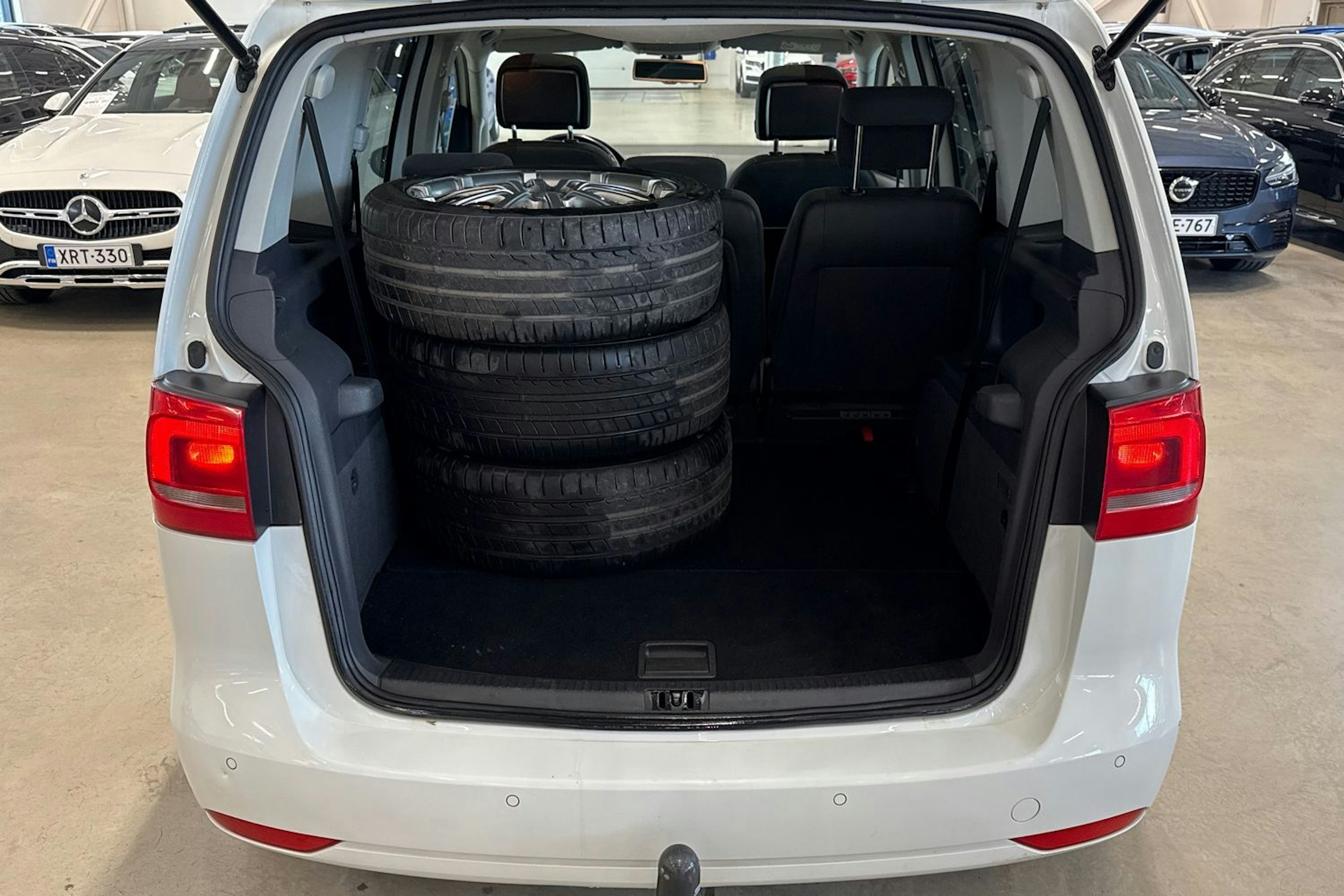 valkoinen Volkswagen Touran 2014 kuva 11.