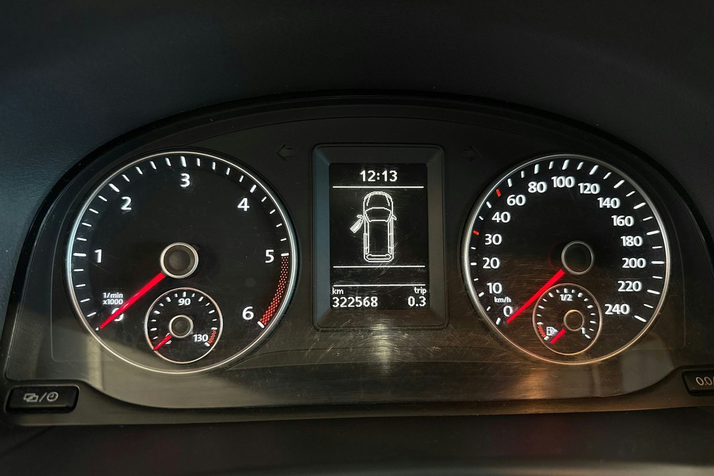 valkoinen Volkswagen Touran 2014 kuva 14.