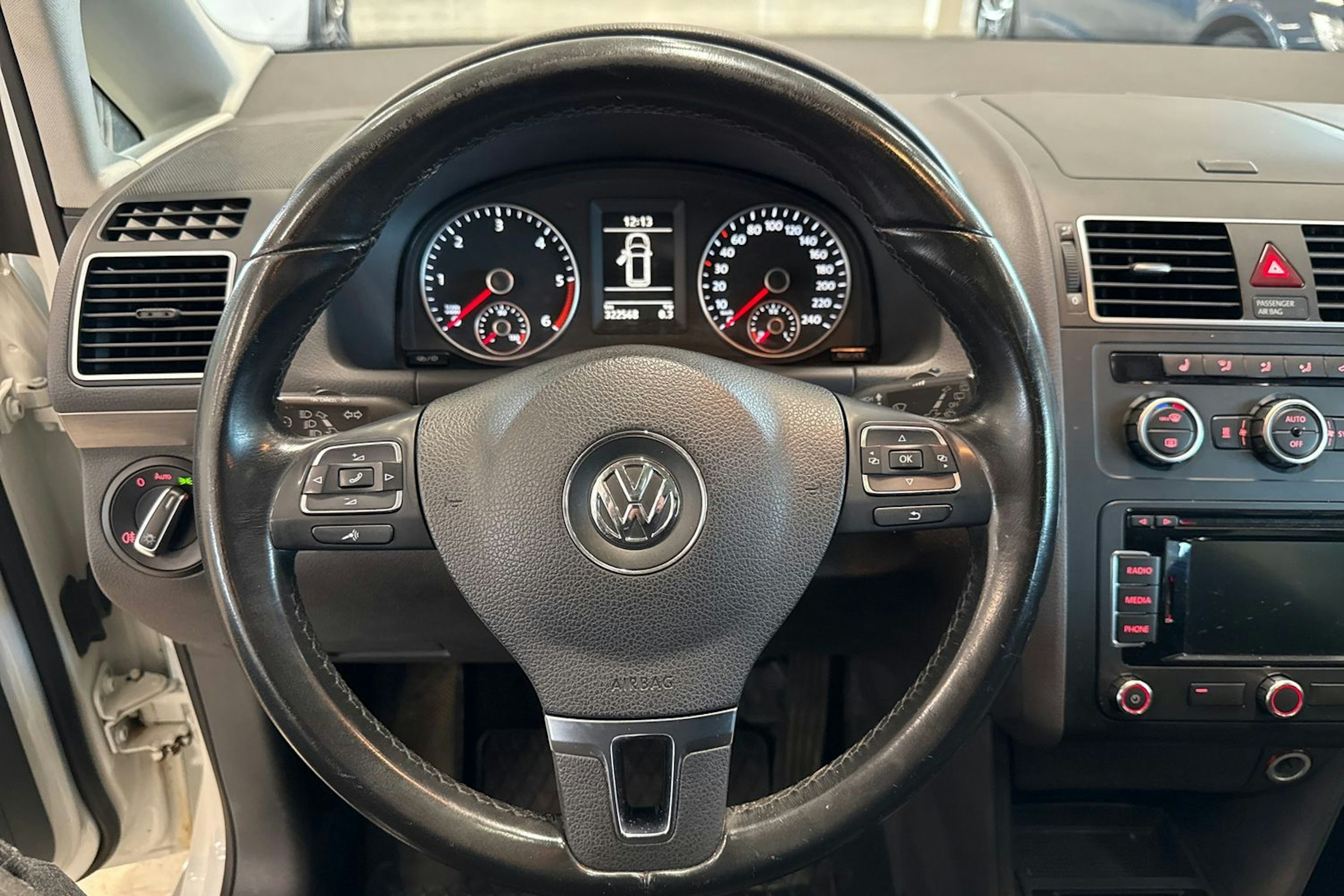 valkoinen Volkswagen Touran 2014 kuva 15.