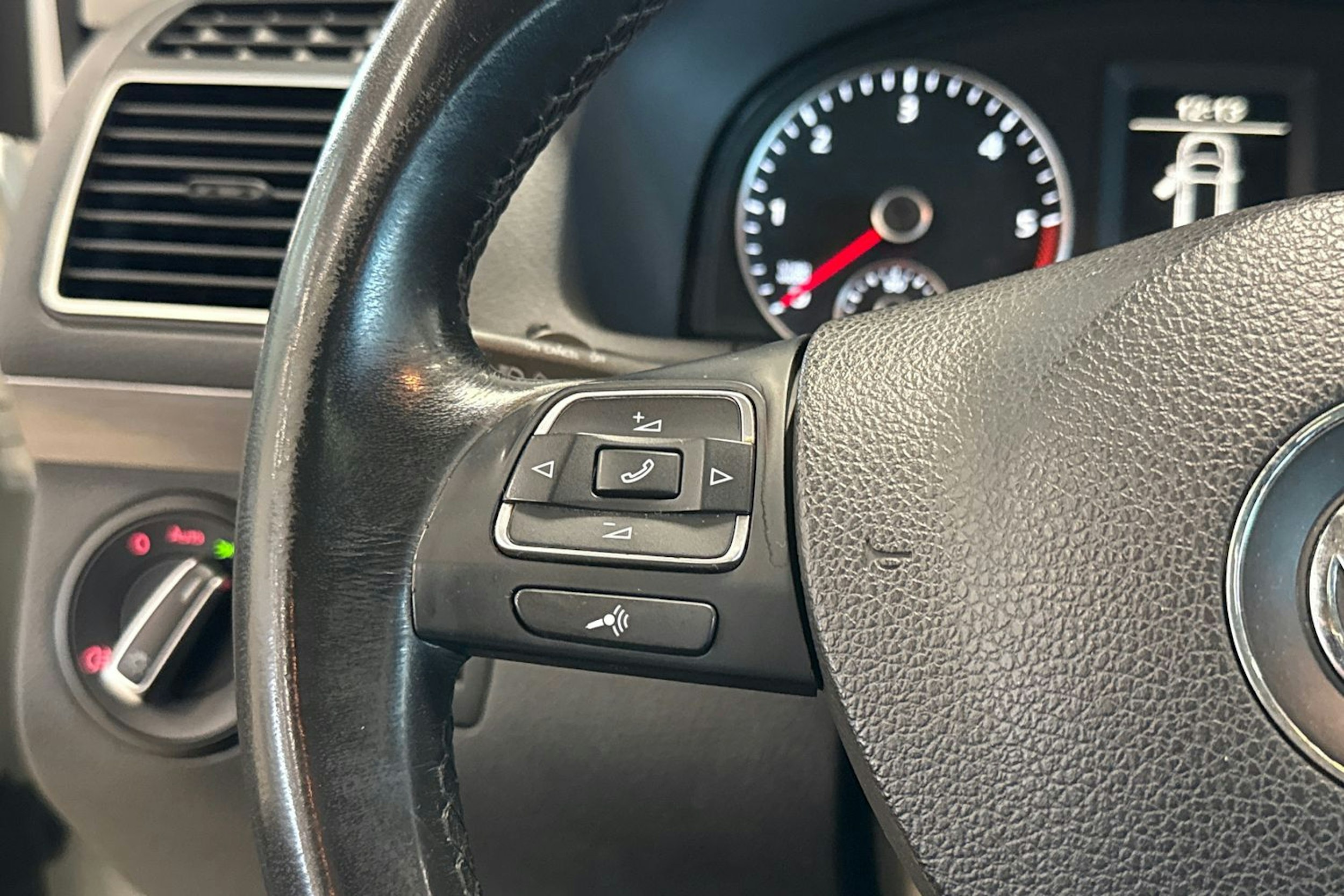 valkoinen Volkswagen Touran 2014 kuva 16.