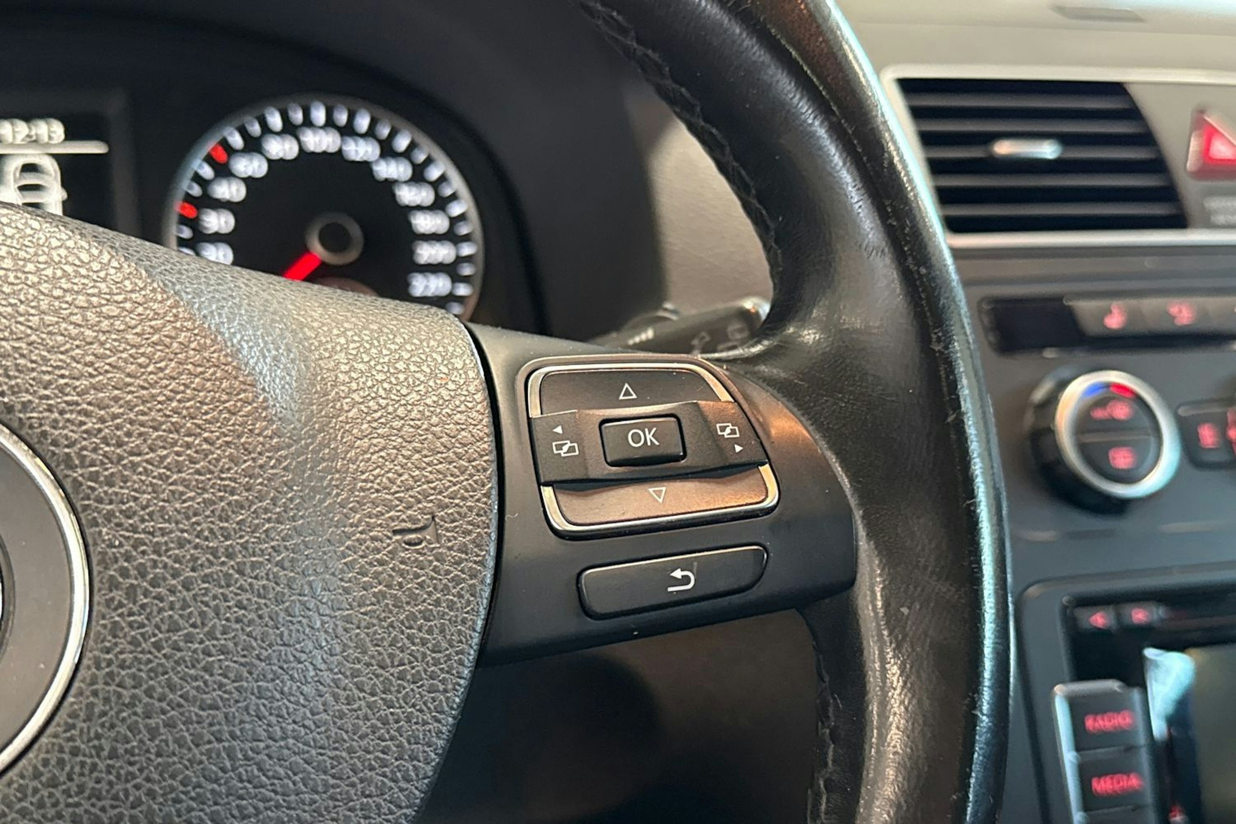 valkoinen Volkswagen Touran 2014 kuva 17.