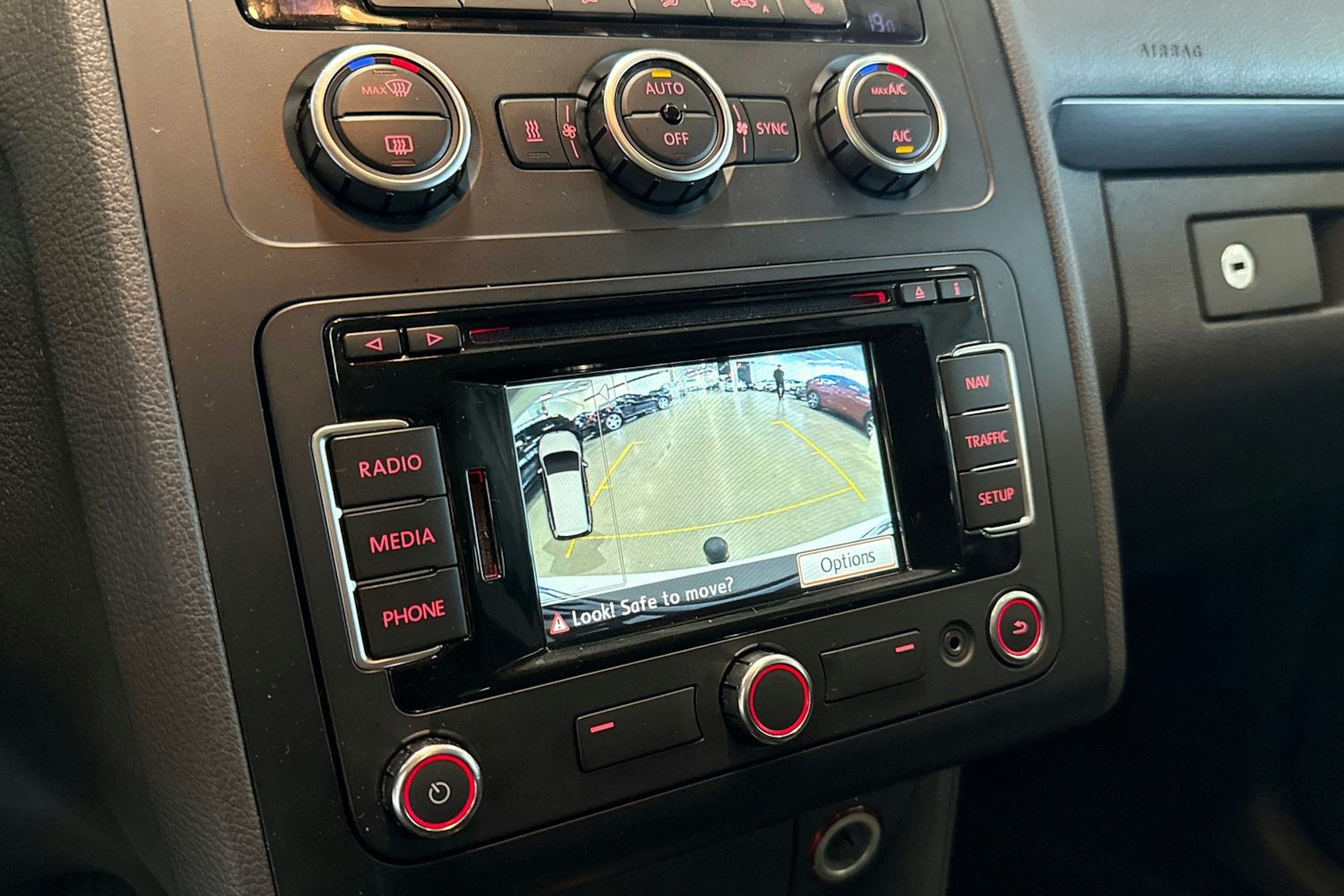 valkoinen Volkswagen Touran 2014 kuva 19.