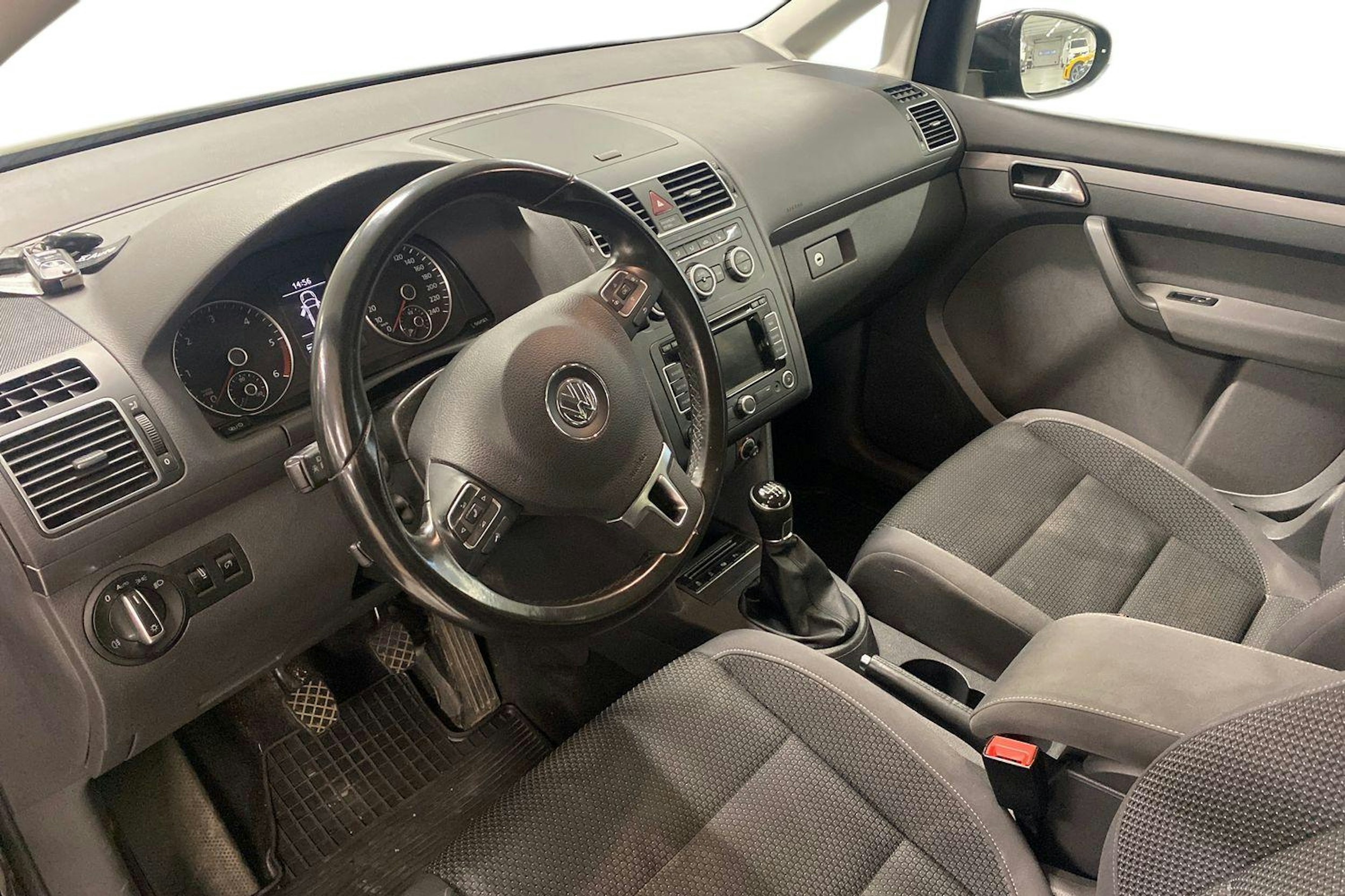 Violetti Volkswagen TOURAN 2014 kuva 3.