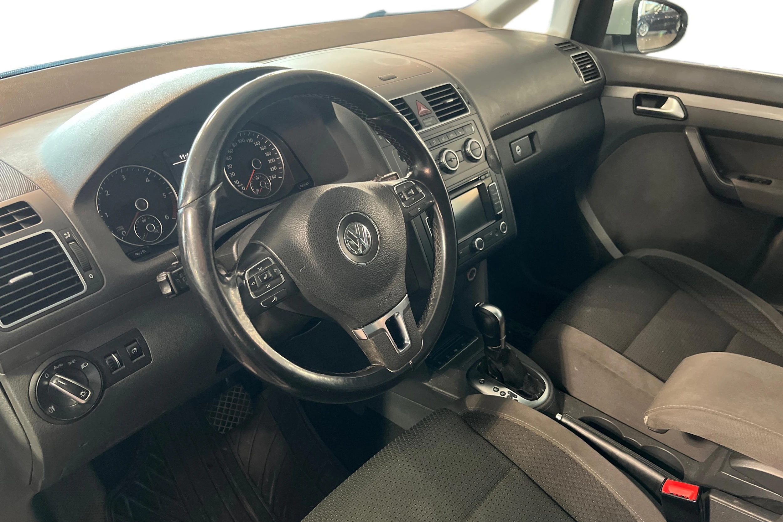 valkoinen Volkswagen Touran 2014 kuva 6.