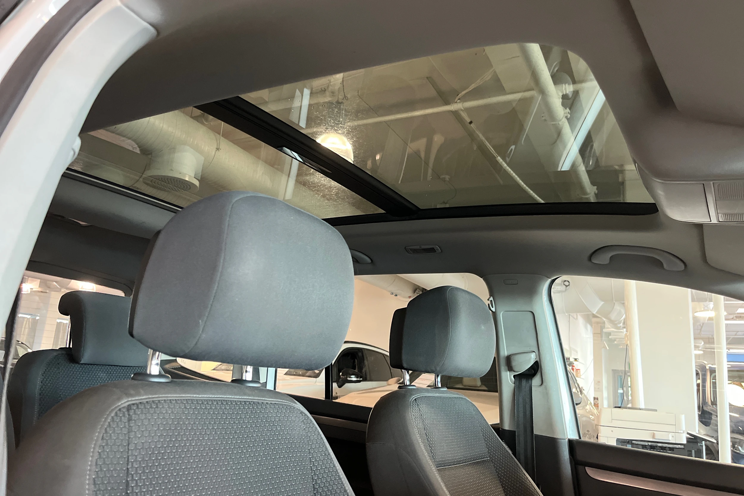 valkoinen Volkswagen Touran 2014 kuva 17.