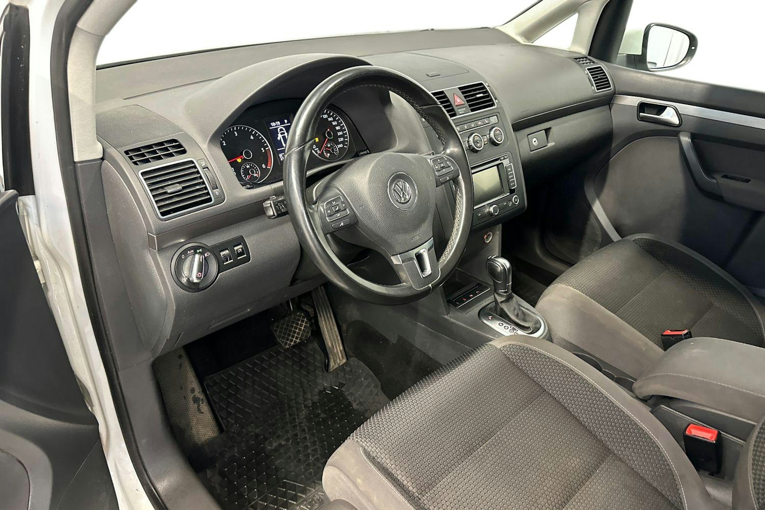 valkoinen Volkswagen Touran 2014 kuva 7.